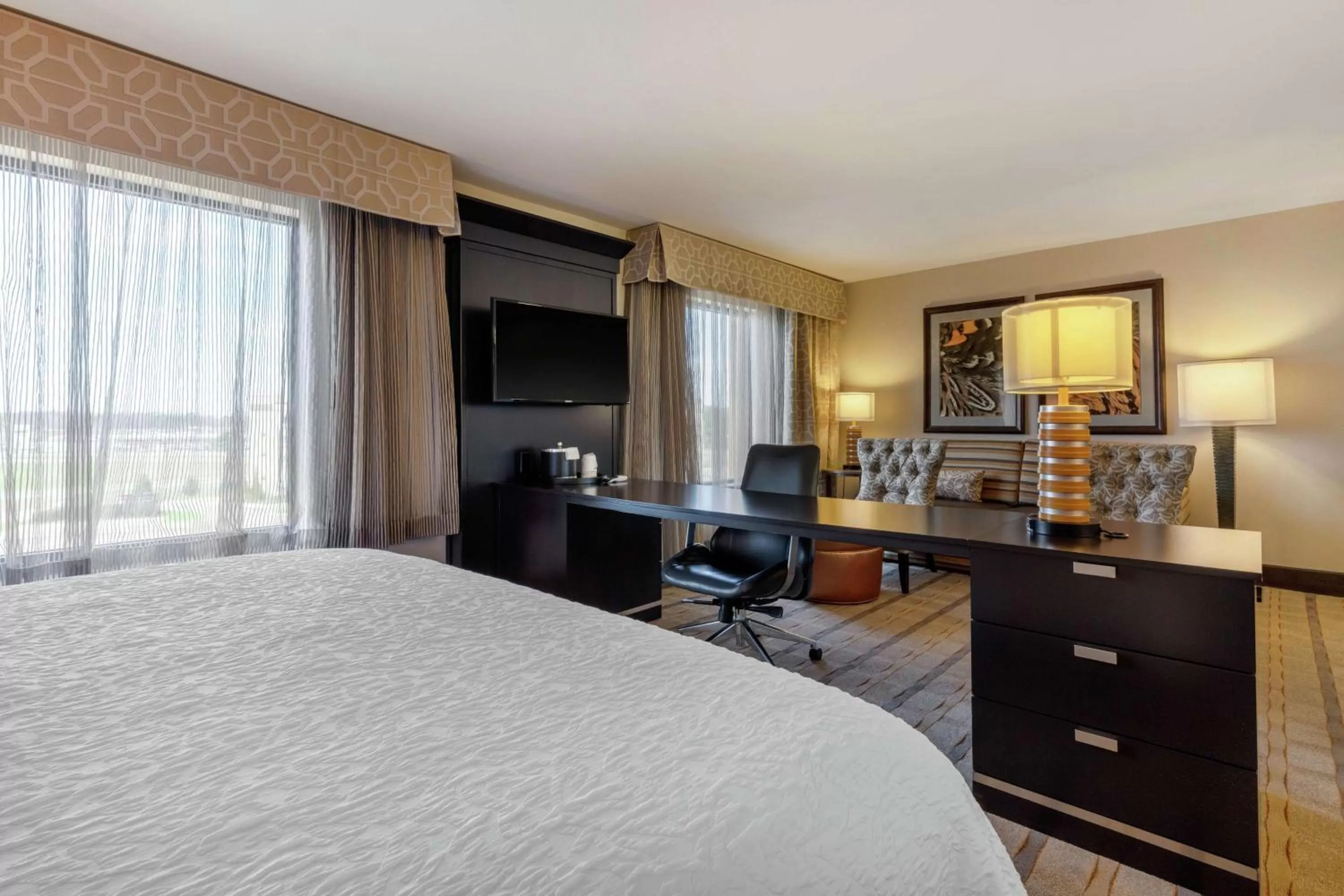 Bedroom, Bed in Hampton Inn and Suites Columbus, MS