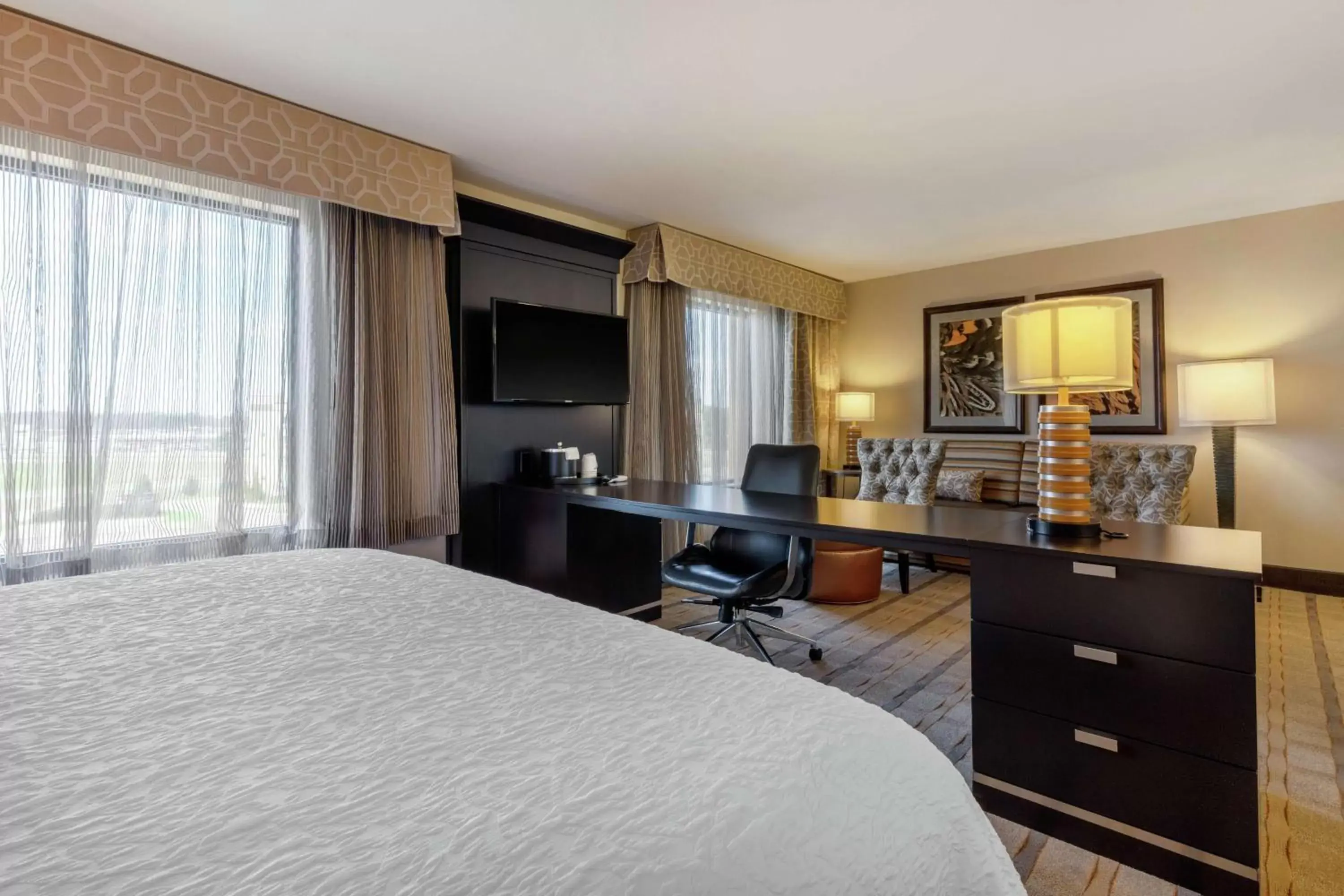 Bedroom, Bed in Hampton Inn and Suites Columbus, MS Bedroom, Bed in Hampton Inn and Suites Columbus, MS