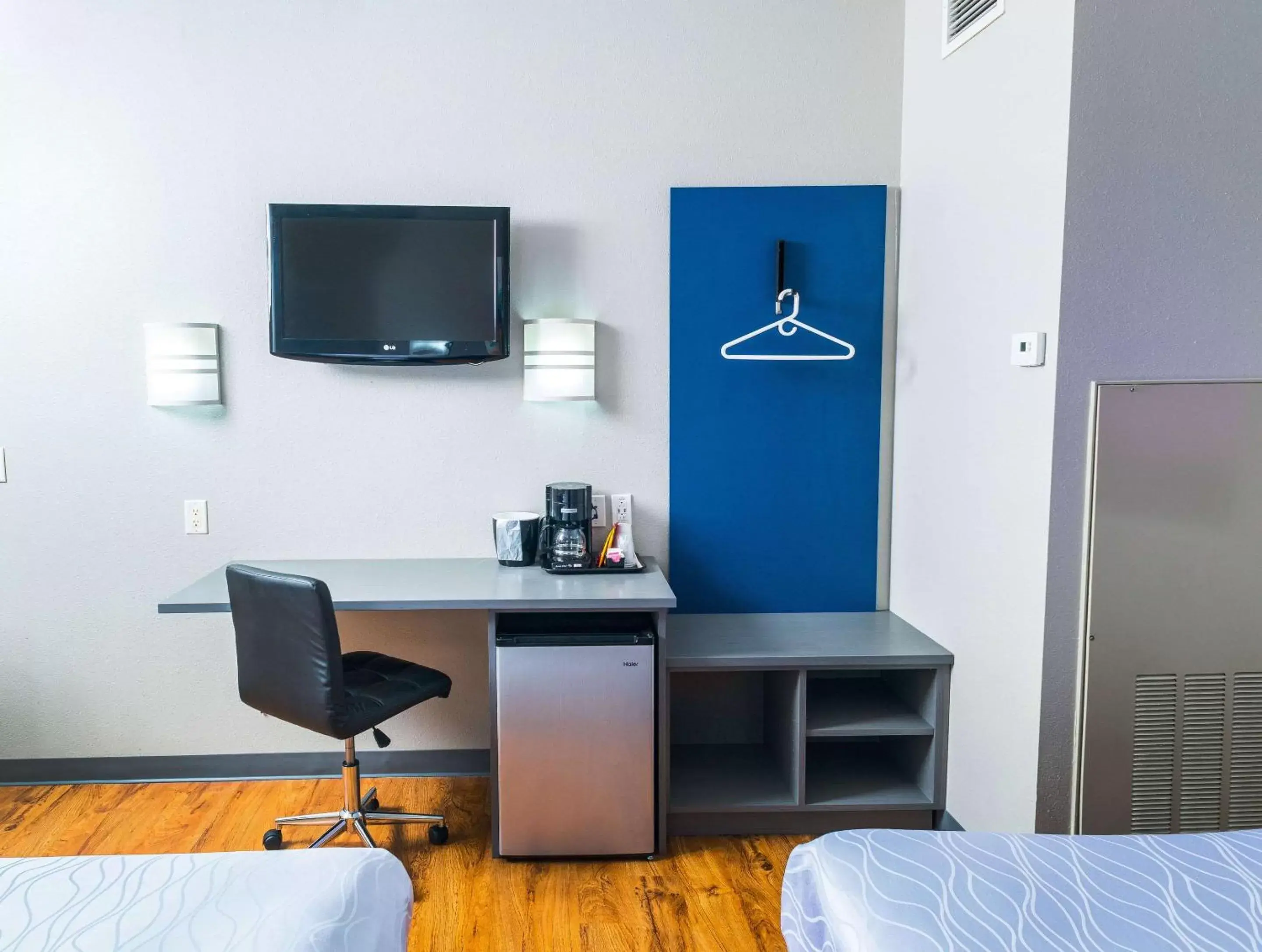 Photo of the whole room, TV/Entertainment Center in Studio Z, Ascend Hotel Collection
