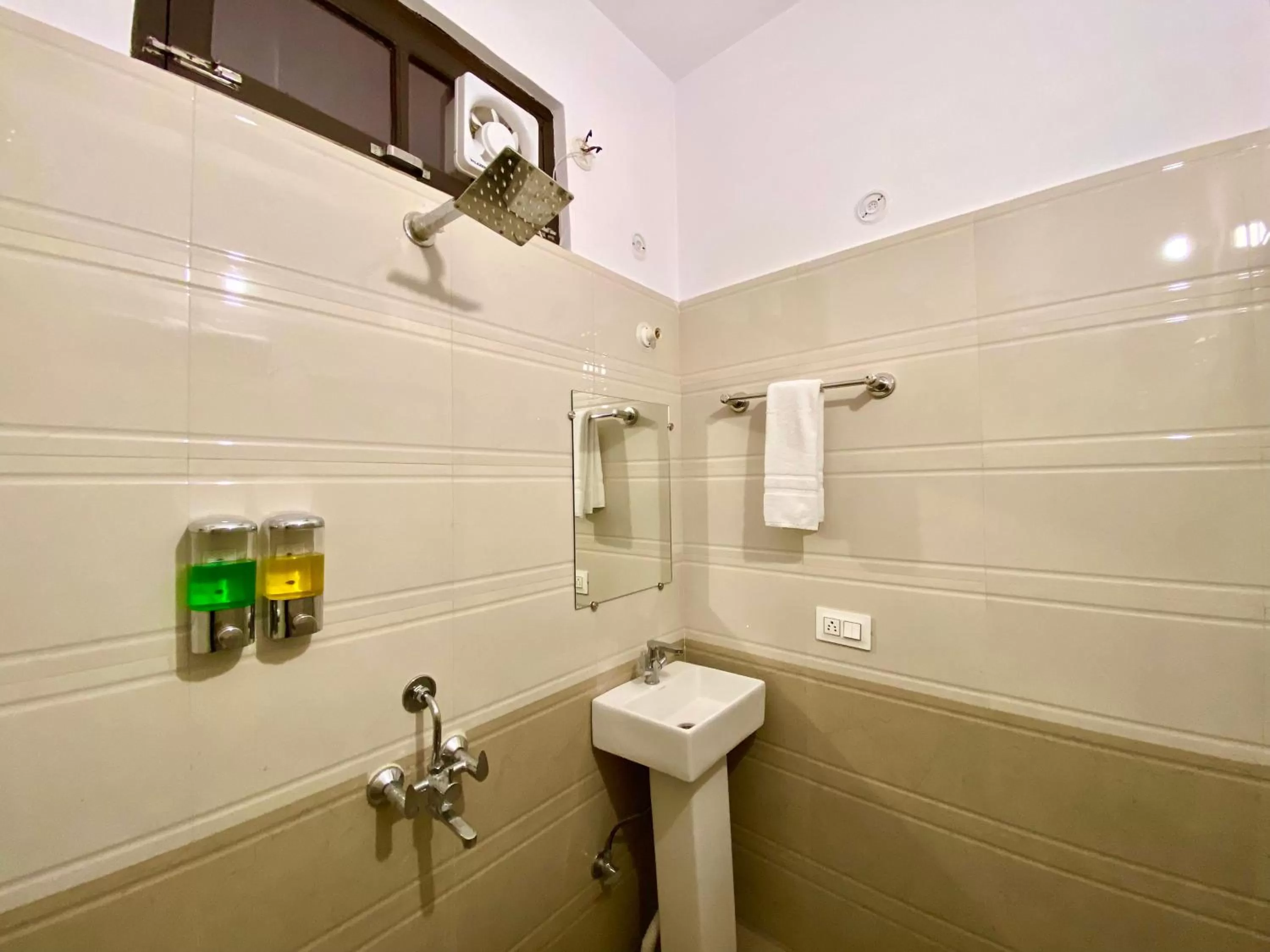 Shower in Tapovan New Residency - 5 minutes walk to Laxman jhula