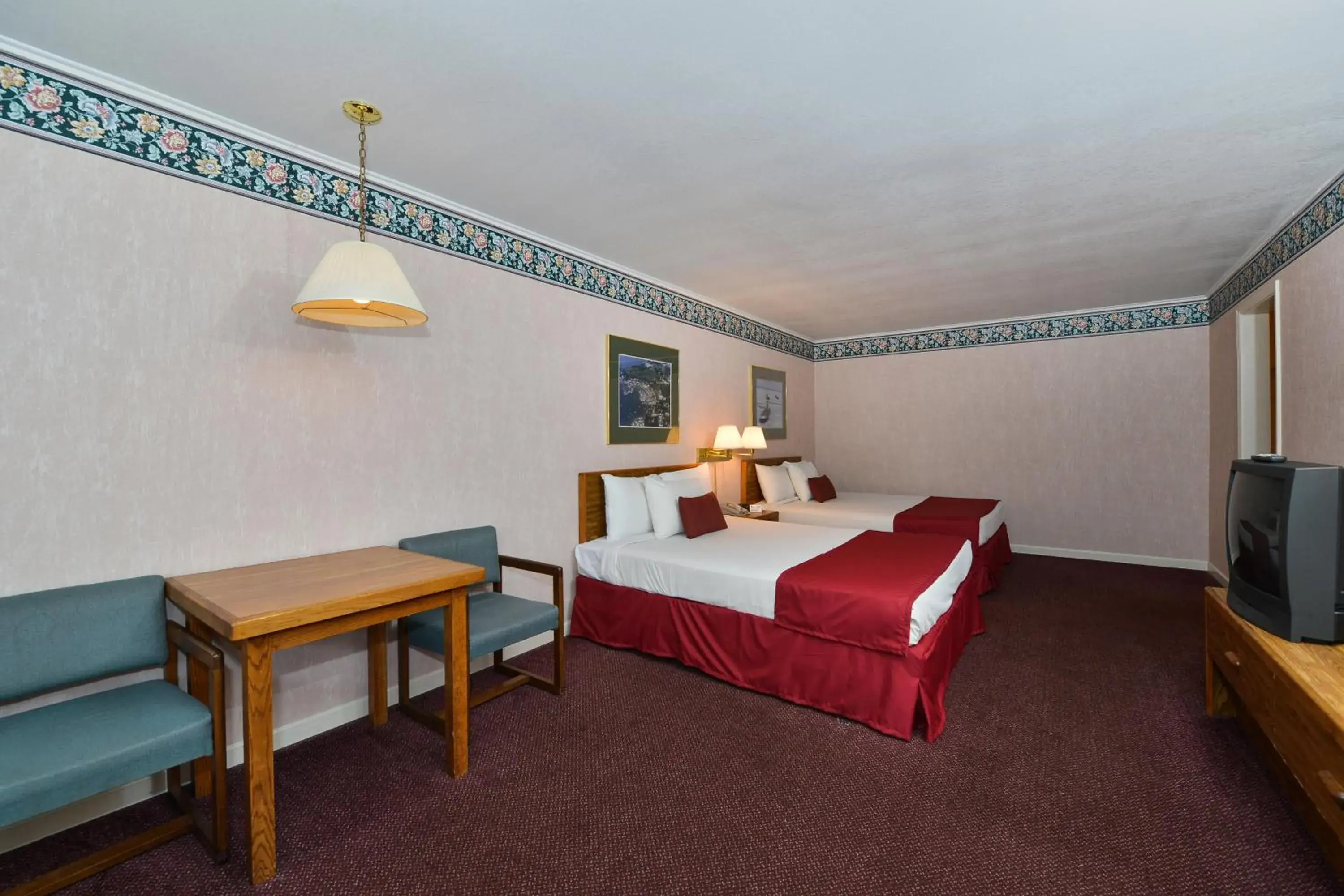 Photo of the whole room, Bed in Americas Best Value Inn Mackinaw City