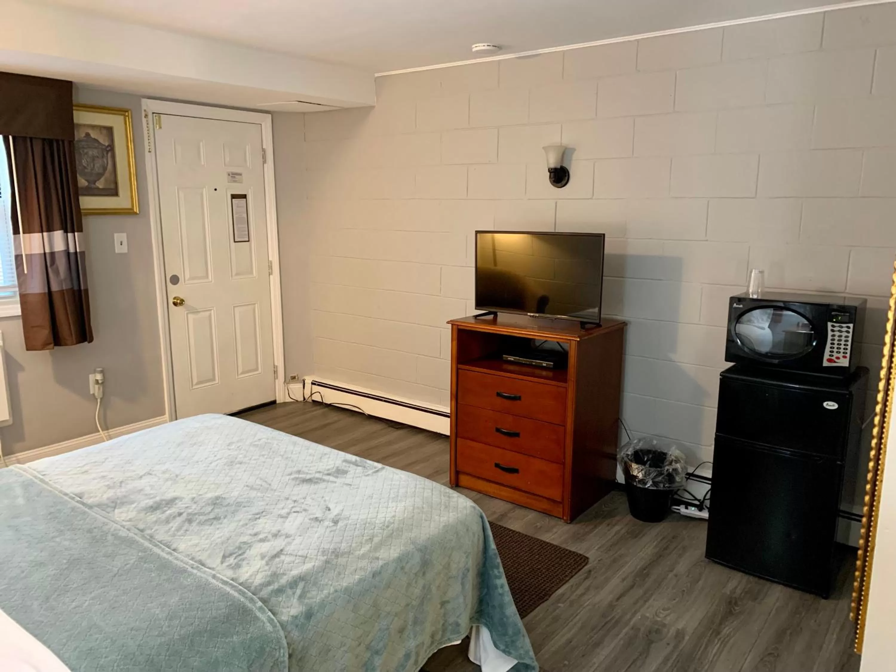 Bed in Hill Top Motel