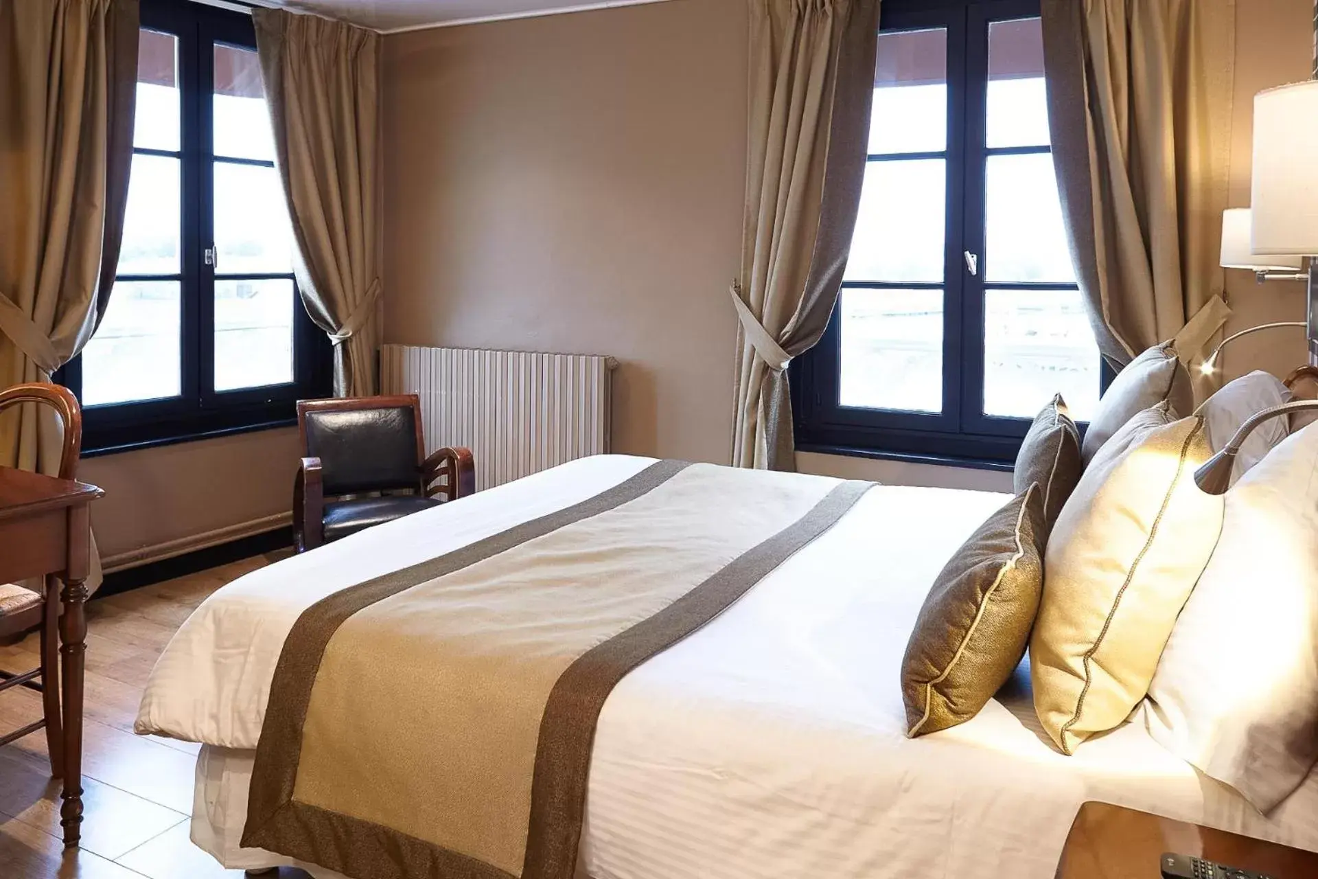 Photo of the whole room, Sea View in Best Western Le Cheval Blanc -Centre- Vieux Port