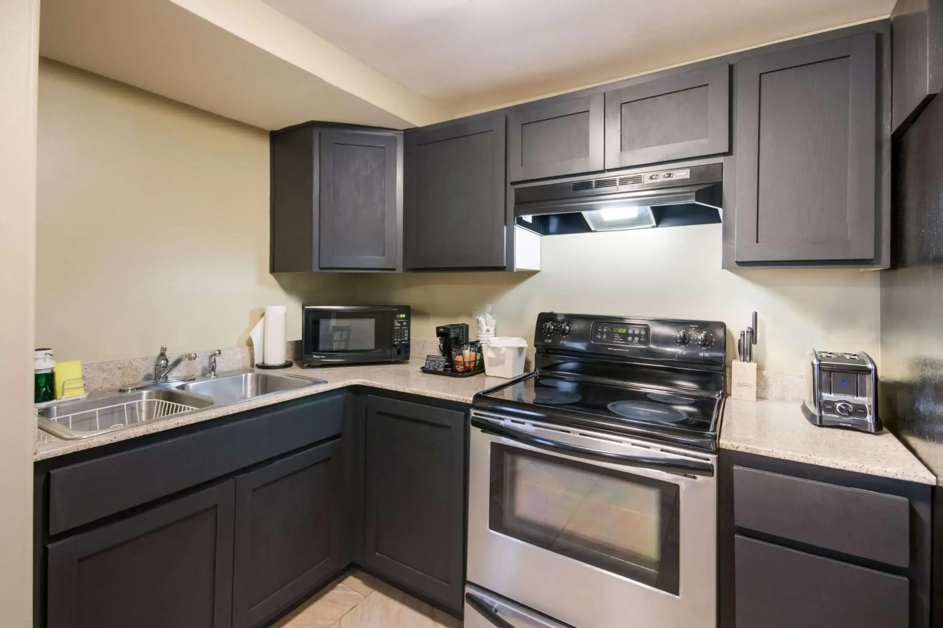 Photo of the whole room, Kitchen/Kitchenette in Best Western Weston Inn