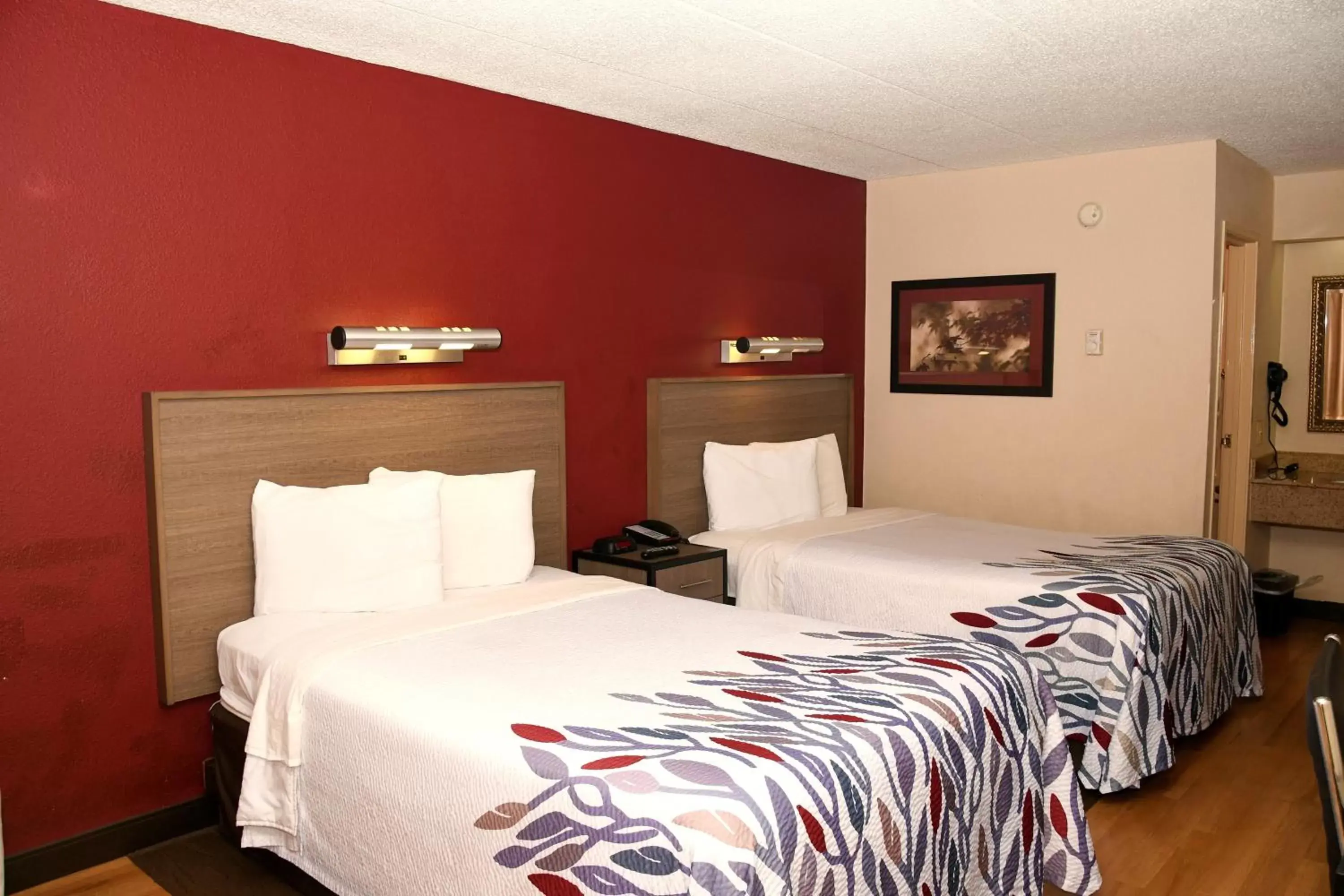 Photo of the whole room, Bed in Red Roof Inn Richmond South