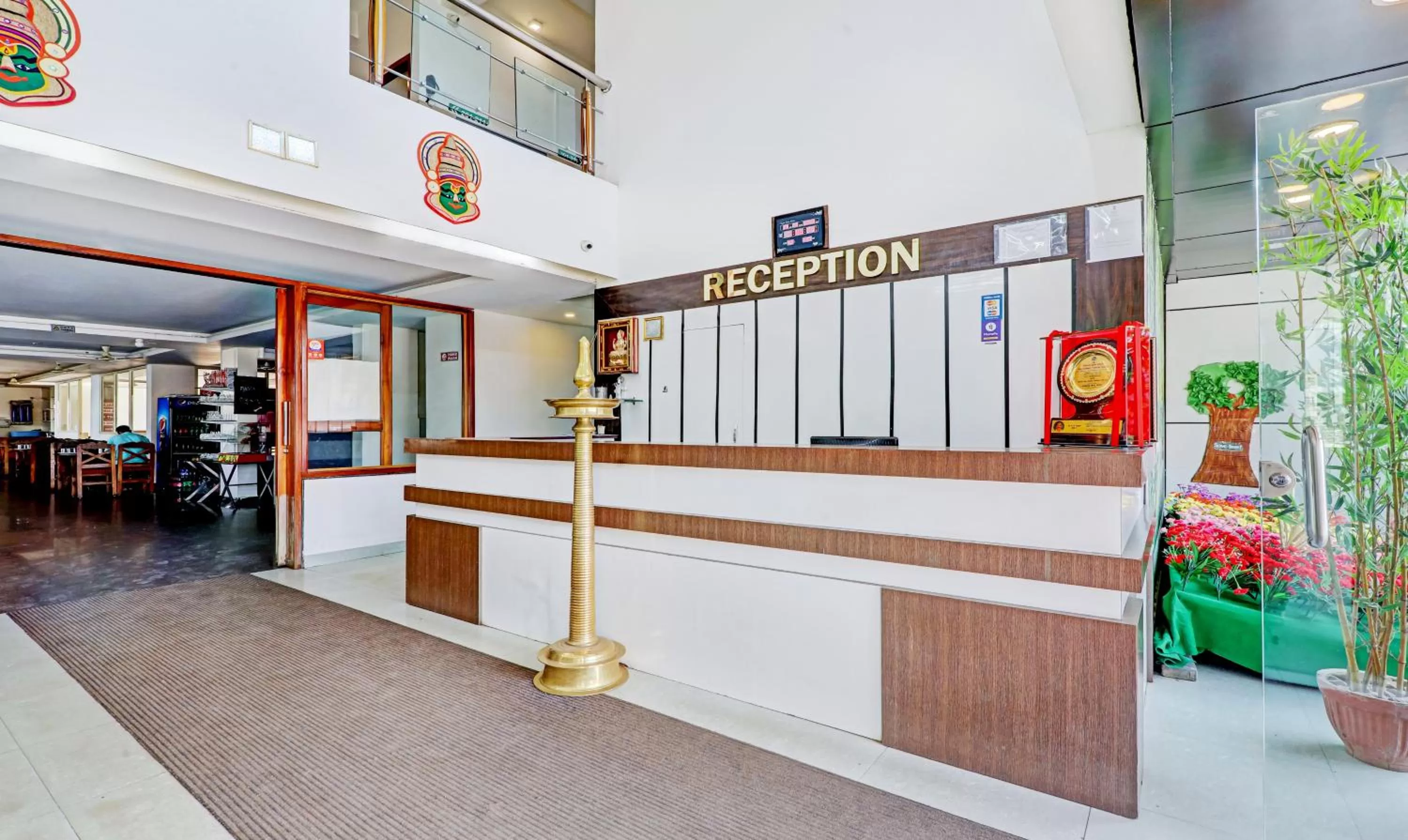 Lobby or reception in Treebo Atithi Comforts, 1 Km From Nisargadhama Forest