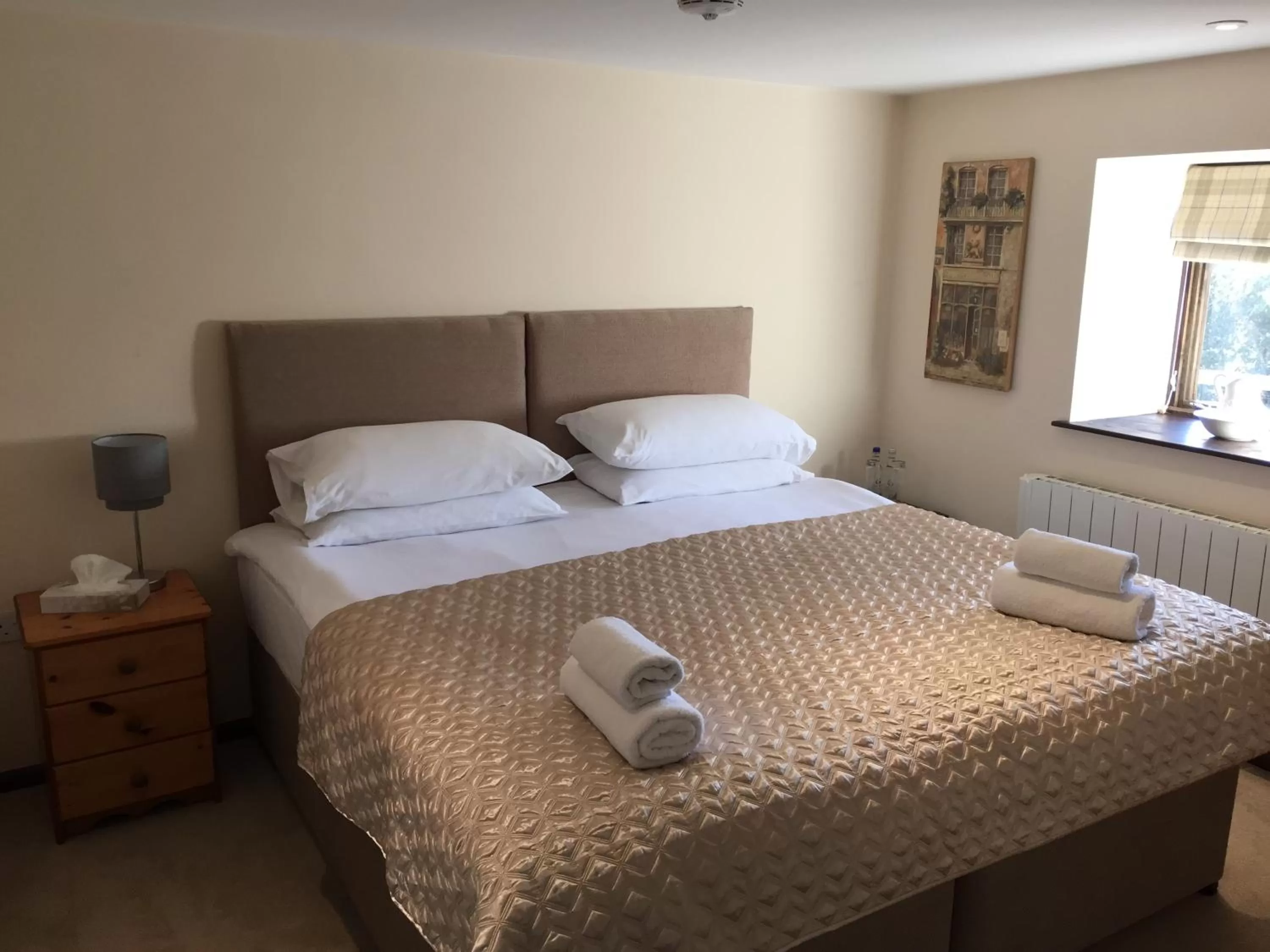 Day, Bed in The Tollgate Inn