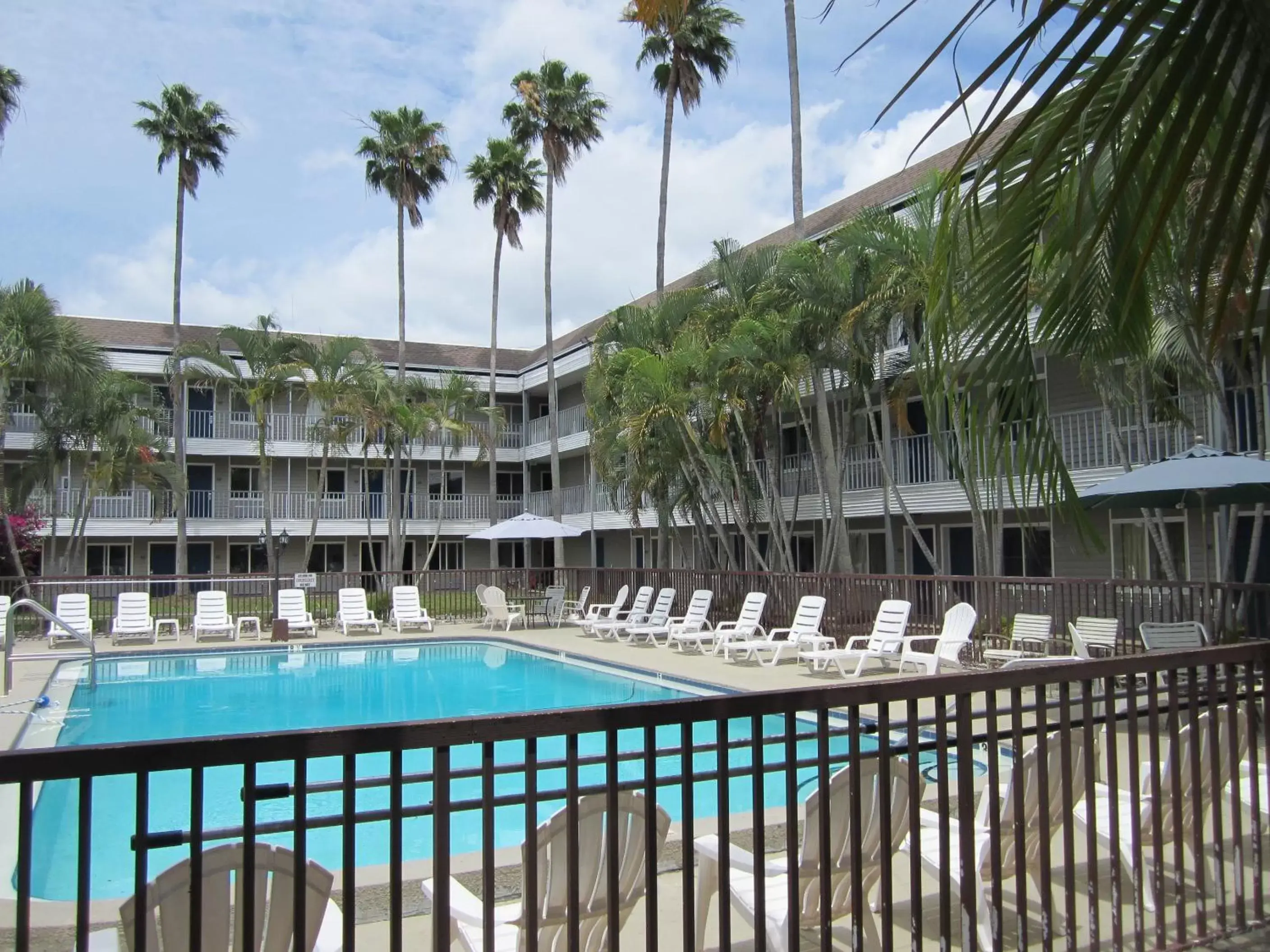 Property building, Swimming Pool in Lantern Inn & Suites - Sarasota