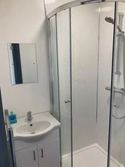 Bathroom in Newly refurbished studio, great location 8 studios