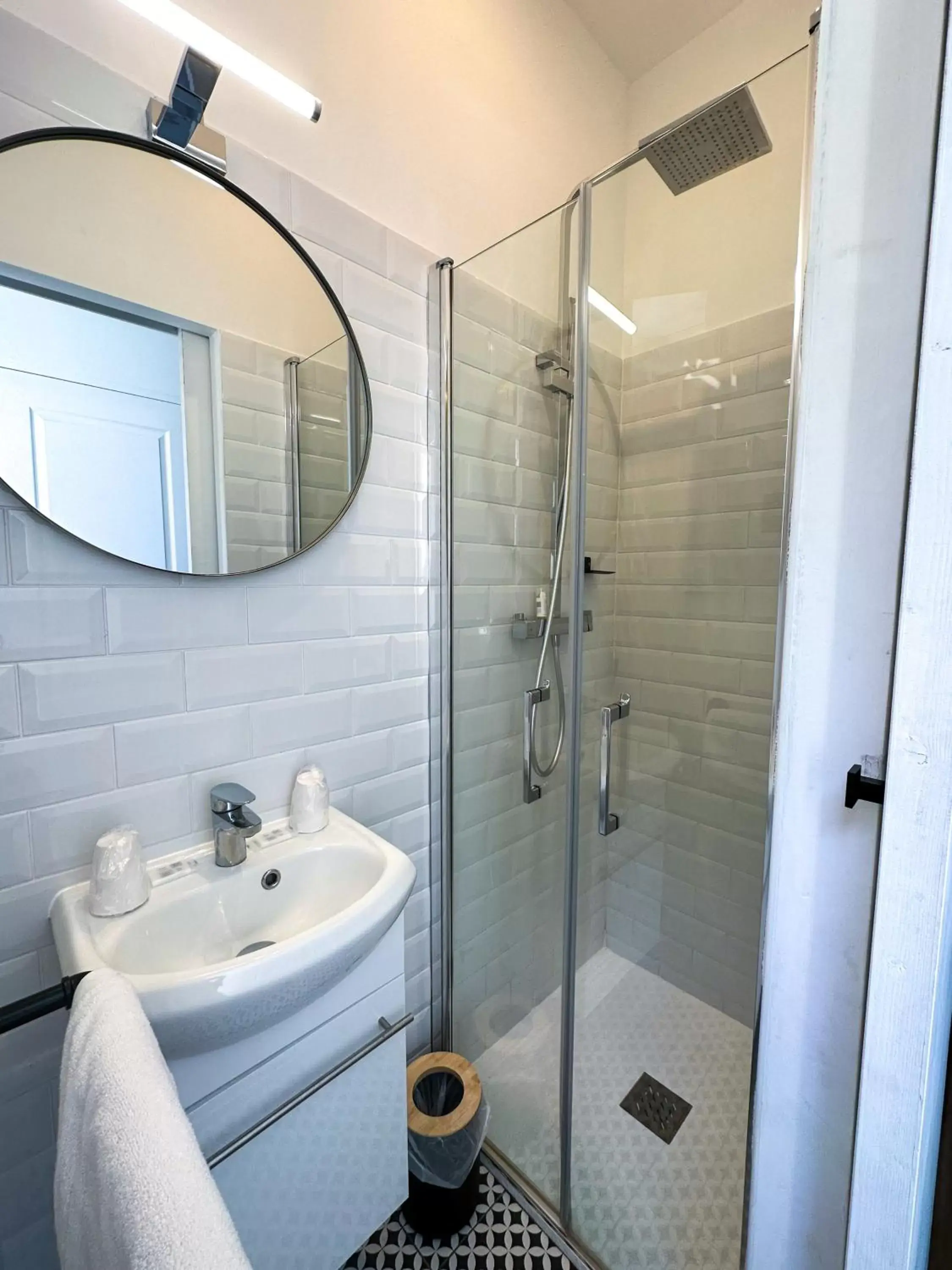 Bathroom in Hôtel d'Angleterre, Salon-de-Provence