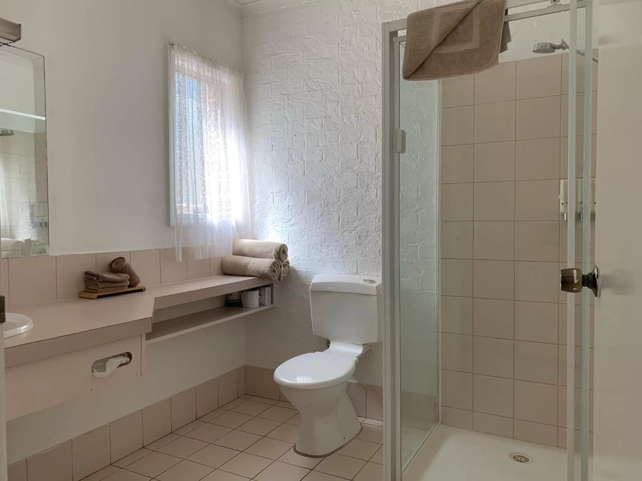 Bathroom in Swaggers Motor Inn