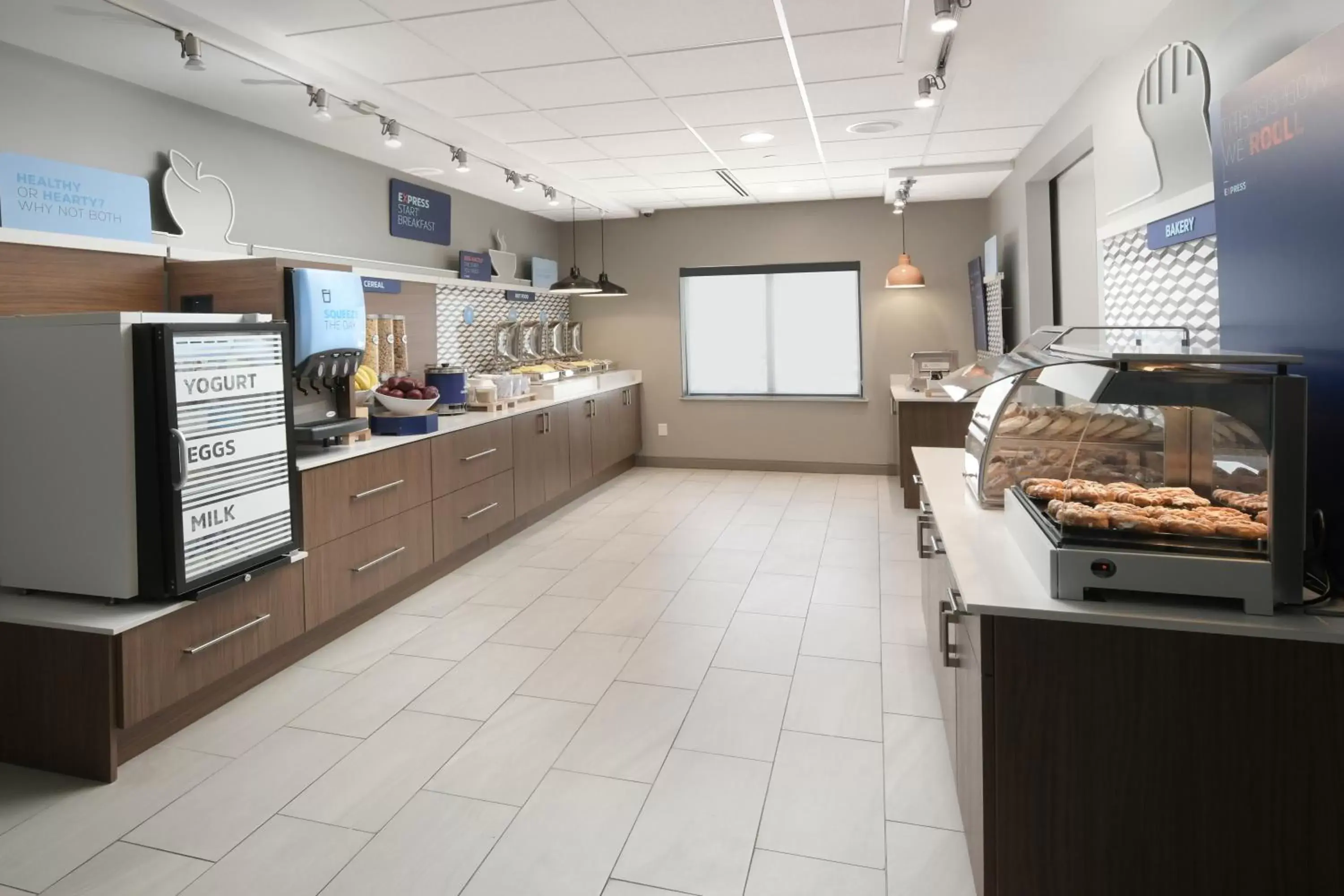 Food and drinks, Kitchen/Kitchenette in Holiday Inn Express & Suites - Williamstown - Glassboro, an IHG Hotel