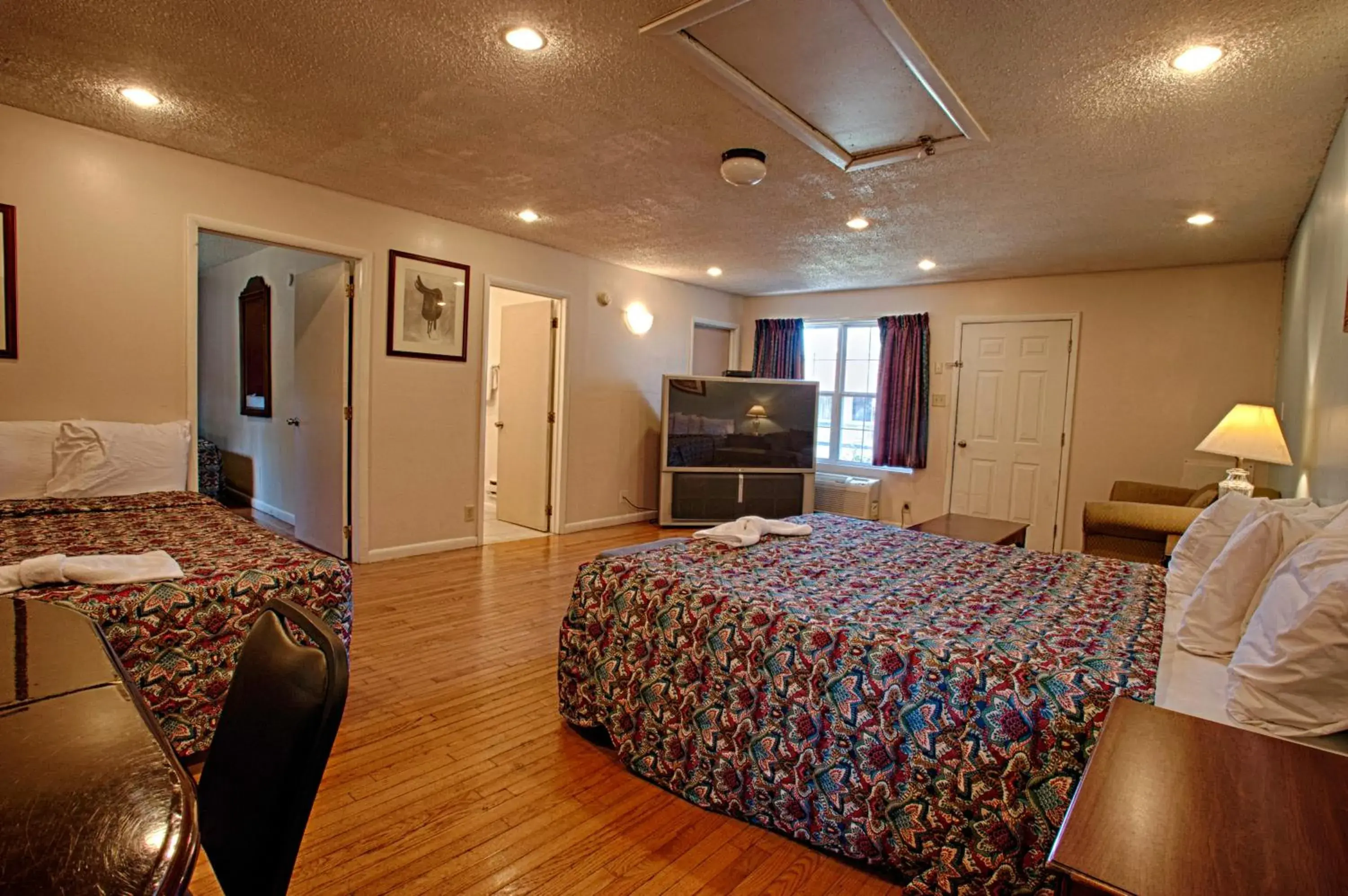 Bedroom, Bed in Economy Motel Inn and Suites Somers Point