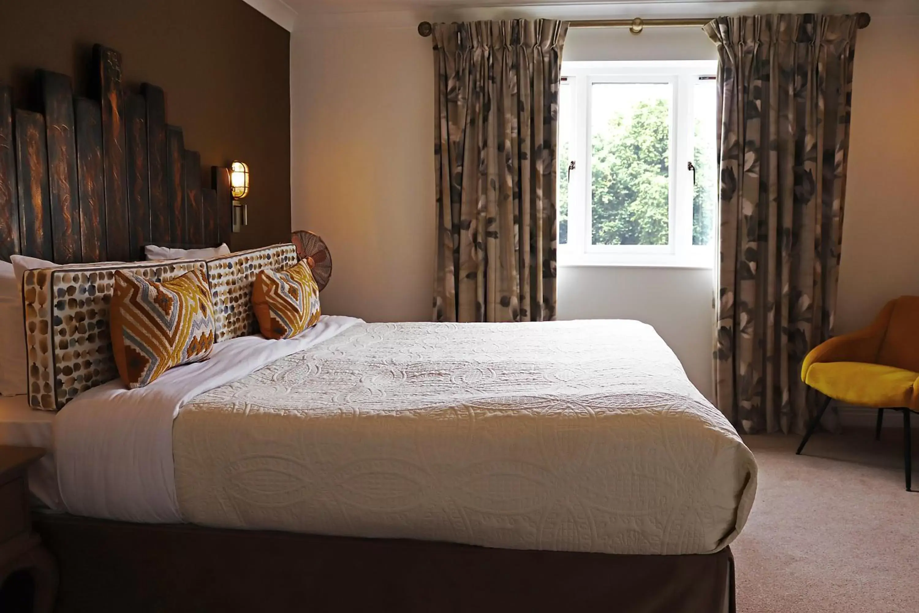 Bed in Shillingford Bridge Hotel