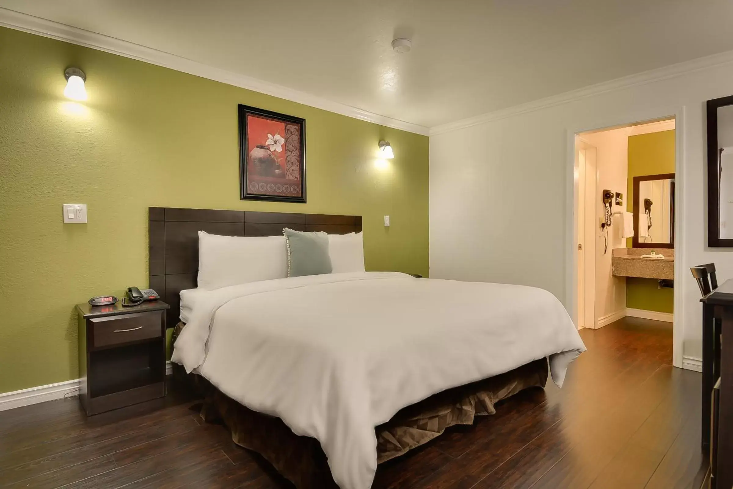 Photo of the whole room, Bed in Vagabond Inn San Pedro Photo of the whole room, Bed in Vagabond Inn San Pedro