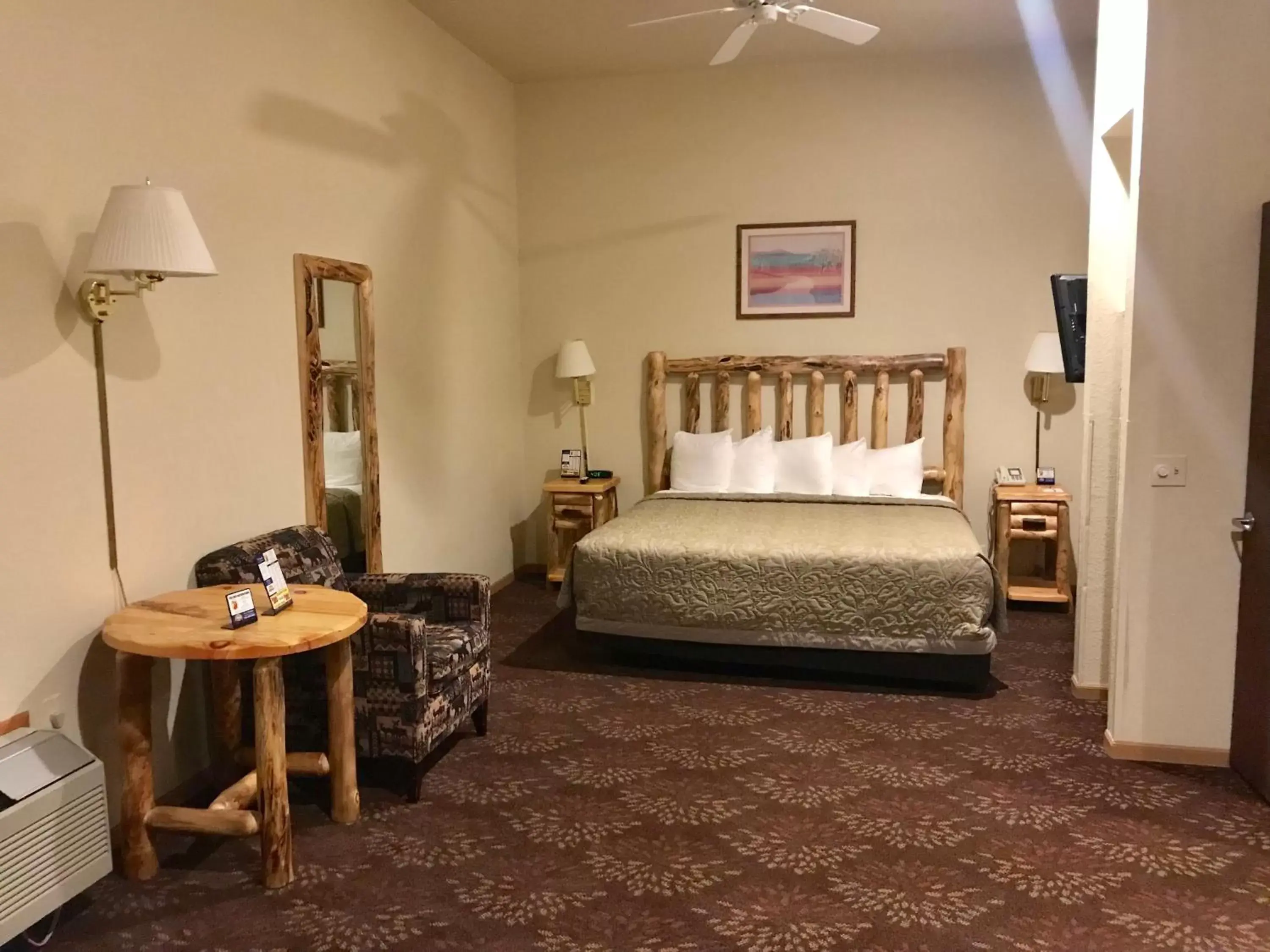 Photo of the whole room, Bed in Super 8 by Wyndham Bridgeview of Mackinaw City