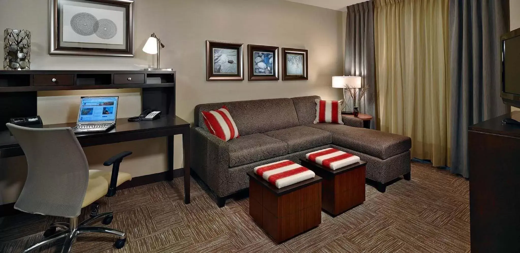 Photo of the whole room, Seating Area in Staybridge Suites Syracuse Liverpool, an IHG Hotel