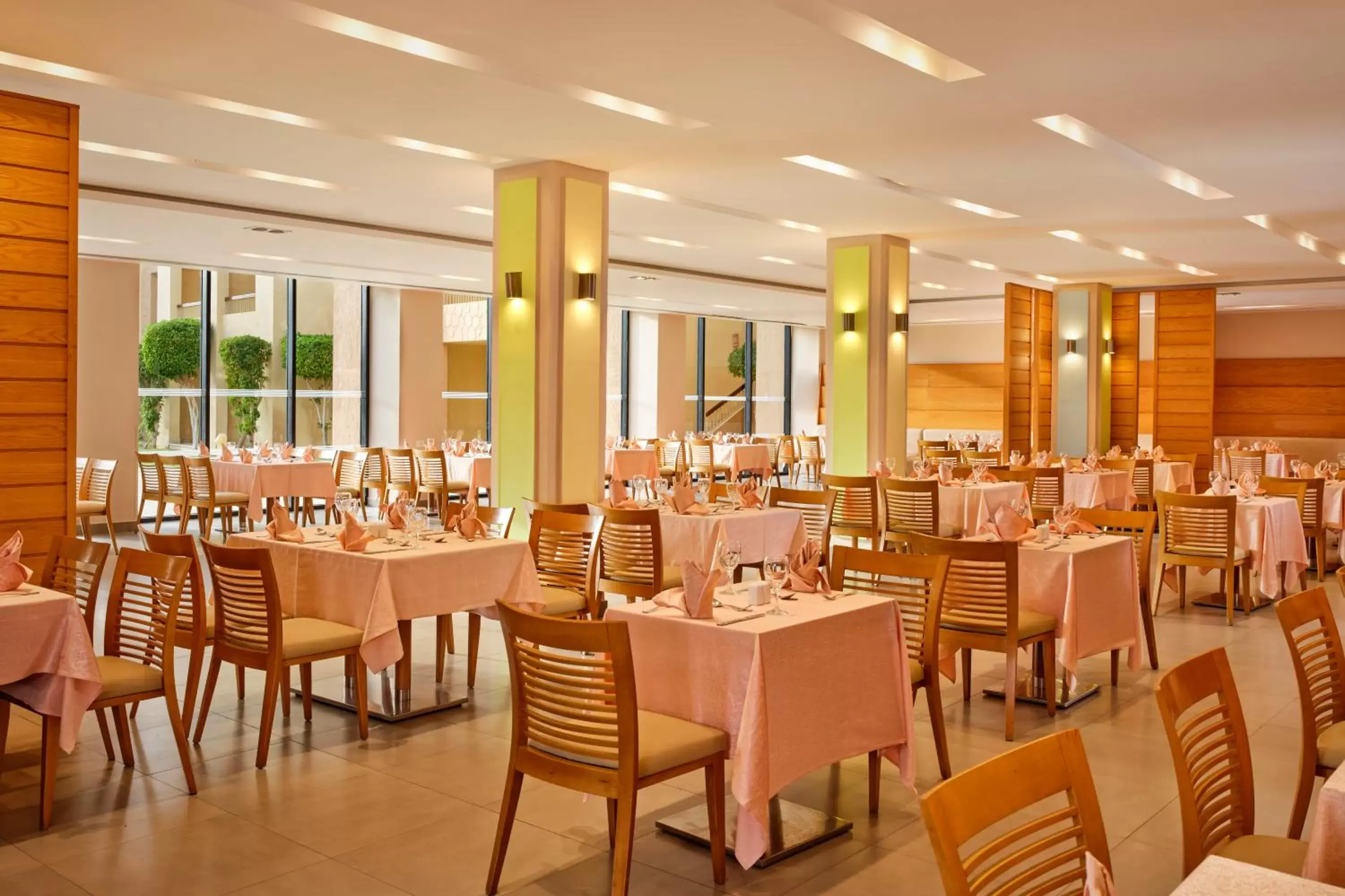 Restaurant/Places to Eat in Coral Sea Aqua Club Resort