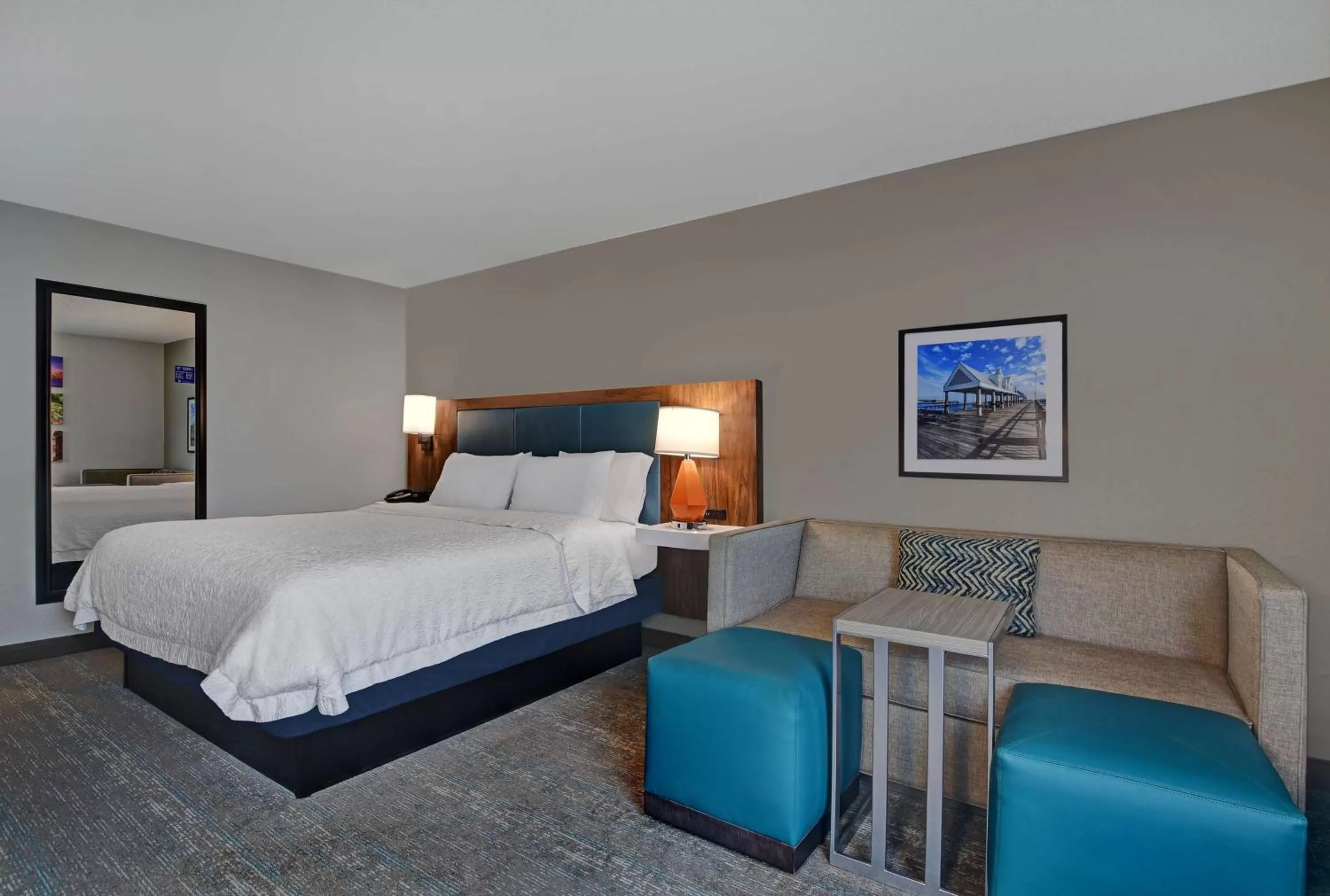 Living room, Bed in Hampton Inn Patriots Point