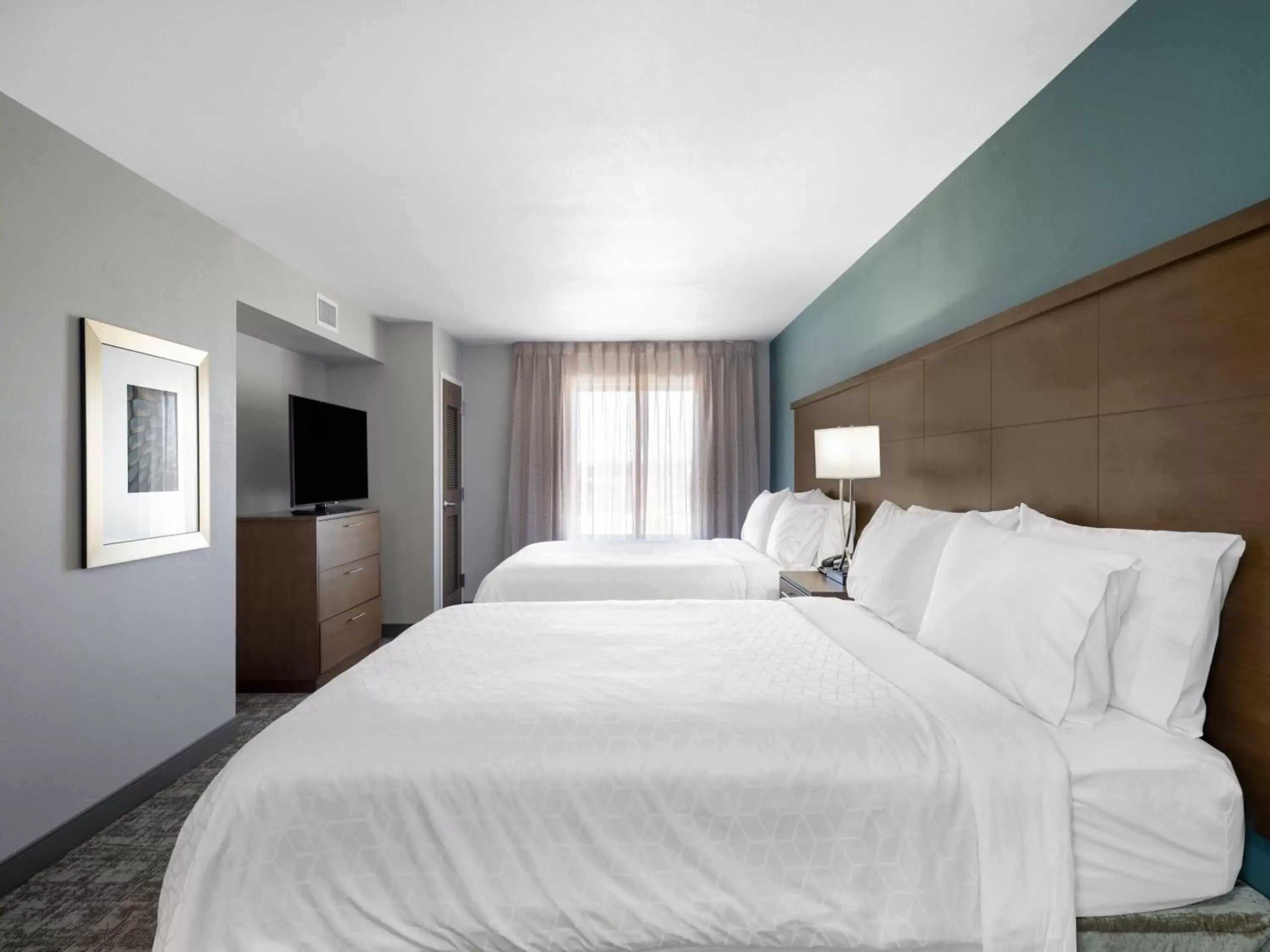 Photo of the whole room, Bed in Staybridge Suites - Sioux City Southeast, an IHG Hotel