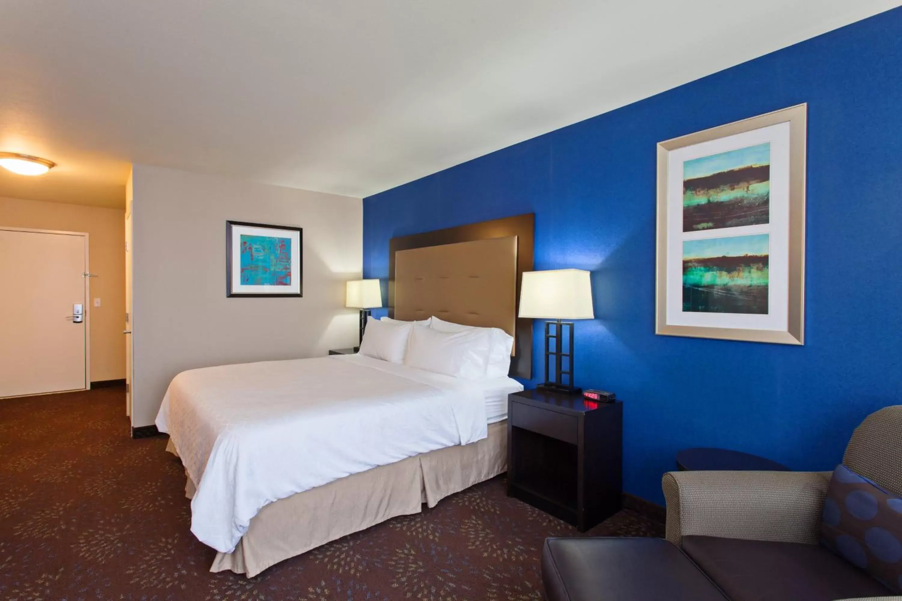 Photo of the whole room, Bed in Holiday Inn Express & Suites Tacoma Downtown, an IHG Hotel