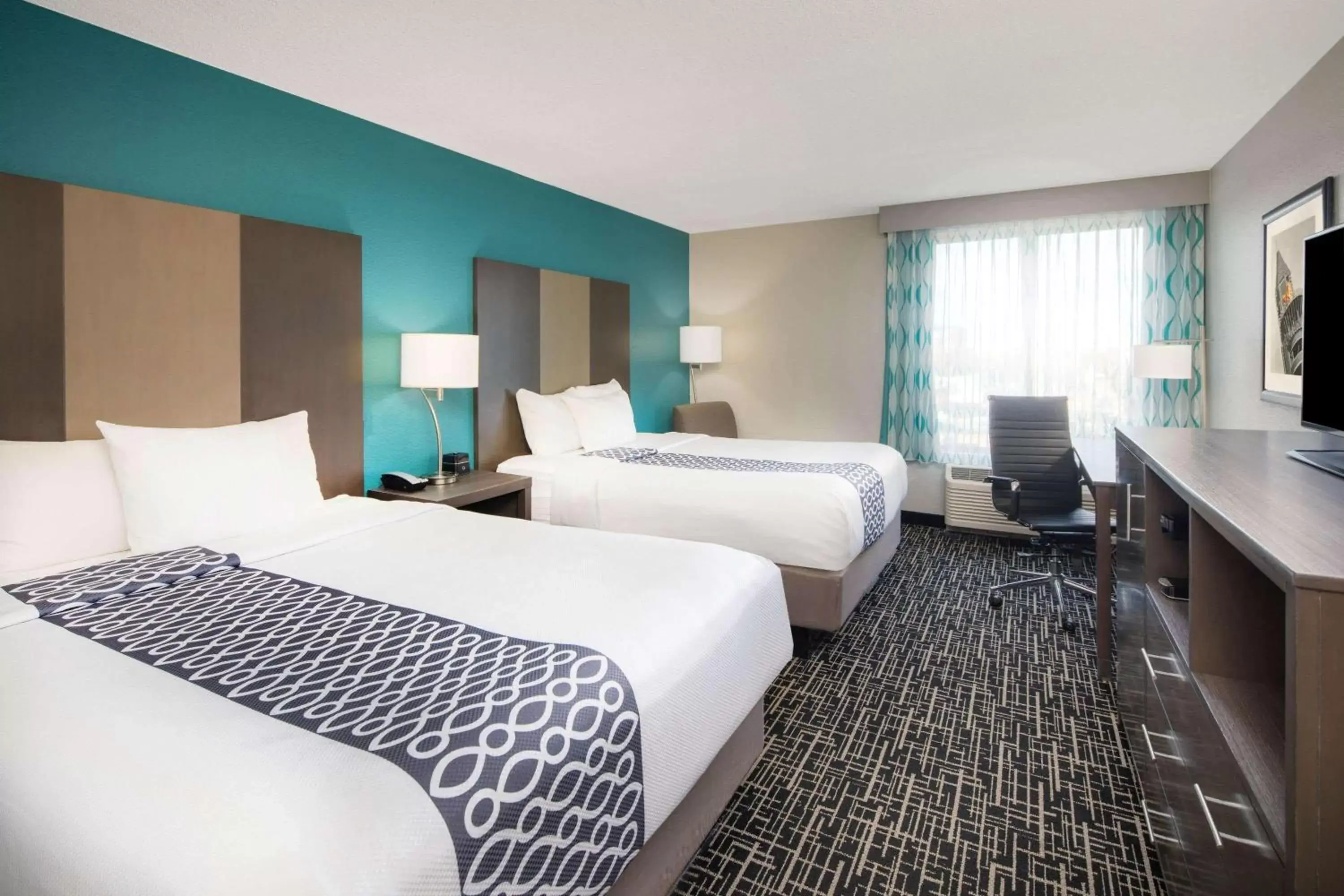 Photo of the whole room, Bed in La Quinta by Wyndham Atlanta Airport North