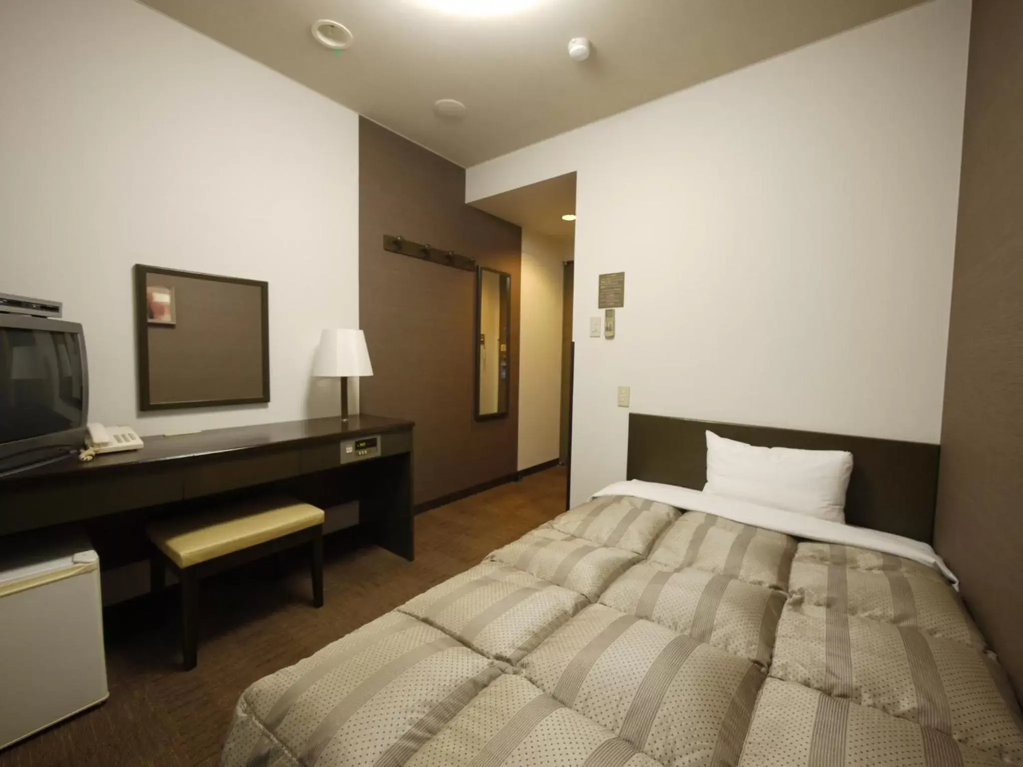 Bed in Hotel Route-Inn Court Ina