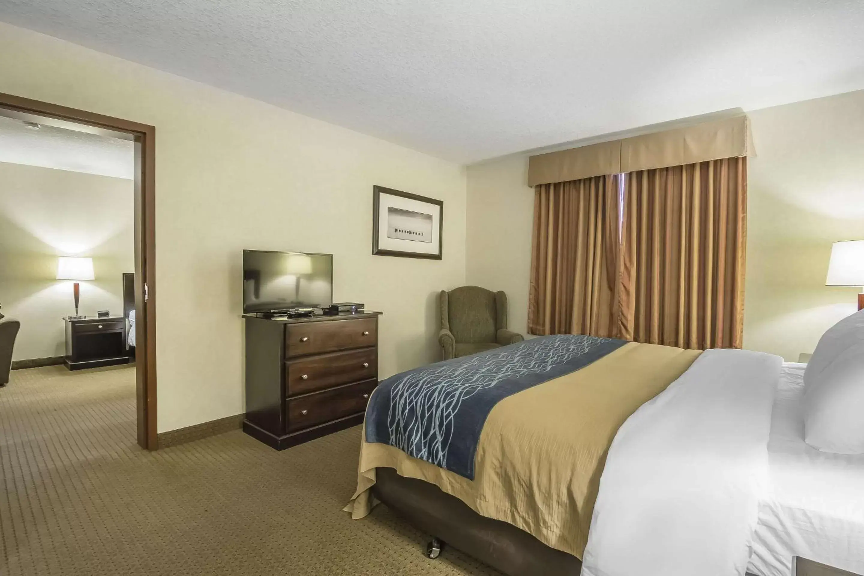 Photo of the whole room, Bed in Comfort Inn & Suites Edson