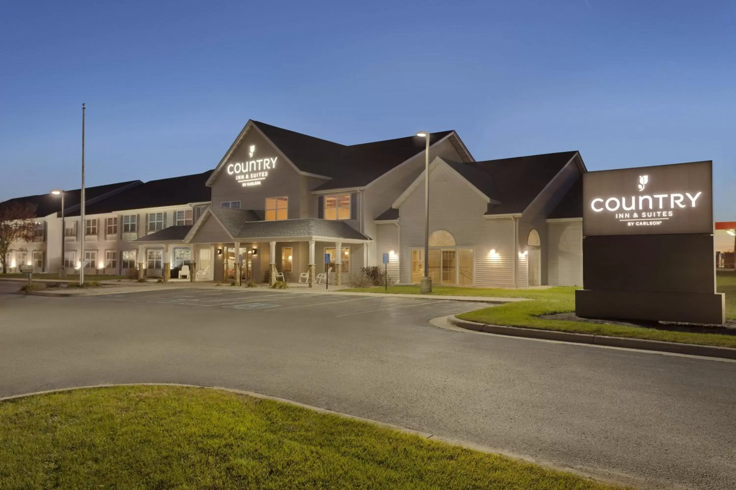 Facade/entrance, Property Building in Country Inn & Suites by Radisson, Fort Dodge, IA