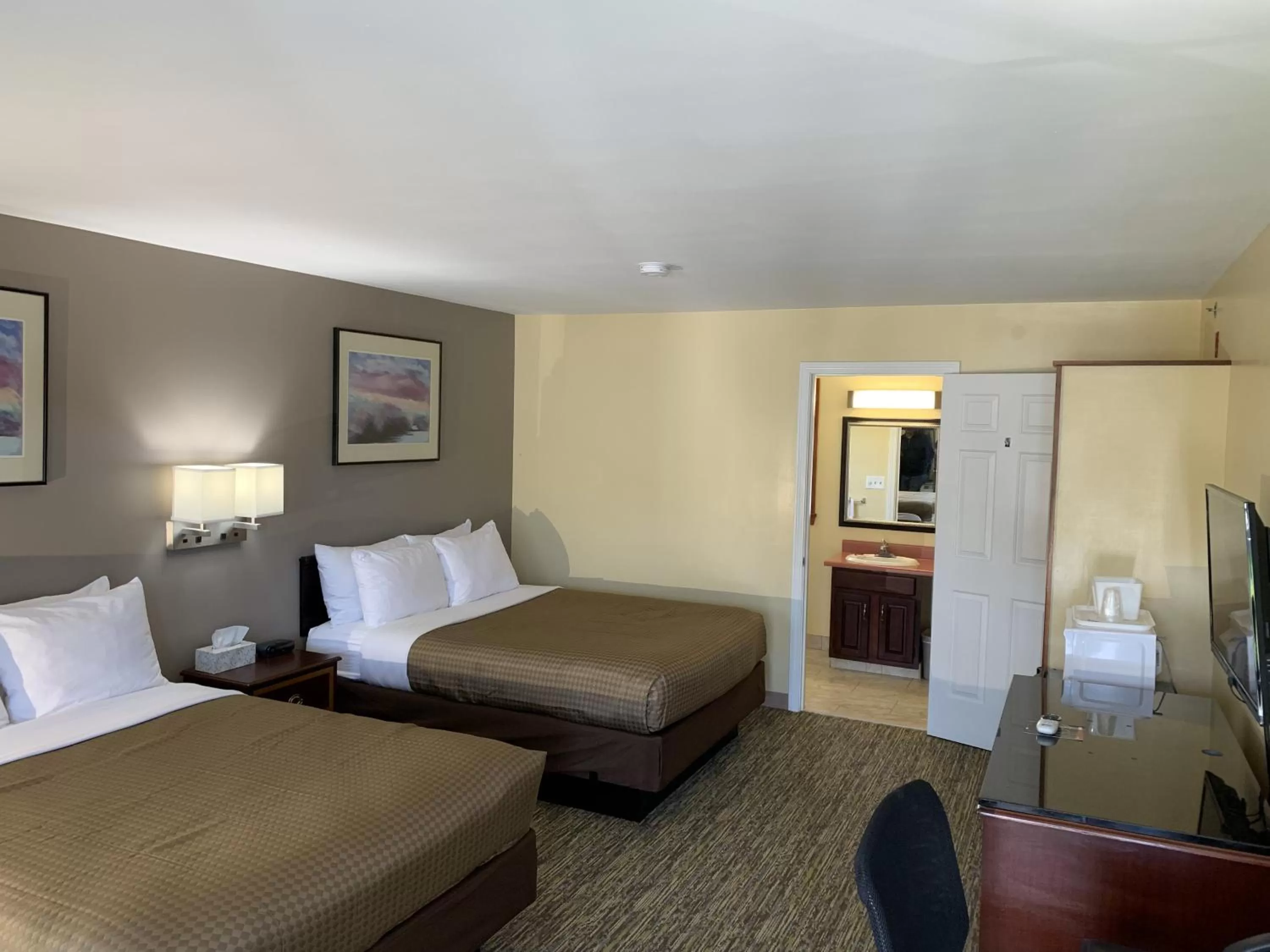 Bedroom, Bed in Americas Best Value Inn Scarborough Portland