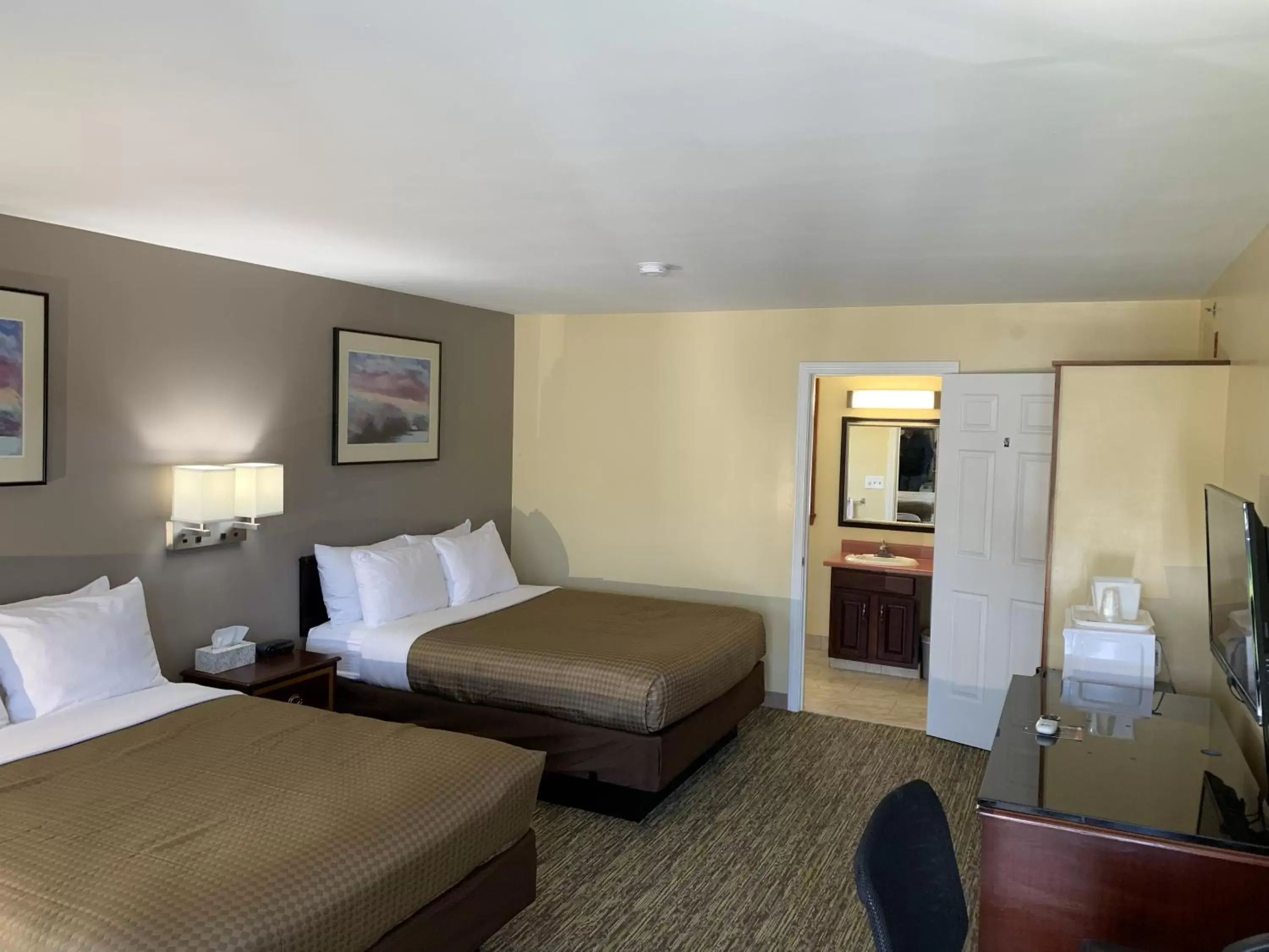 Bedroom in Americas Best Value Inn Scarborough Portland