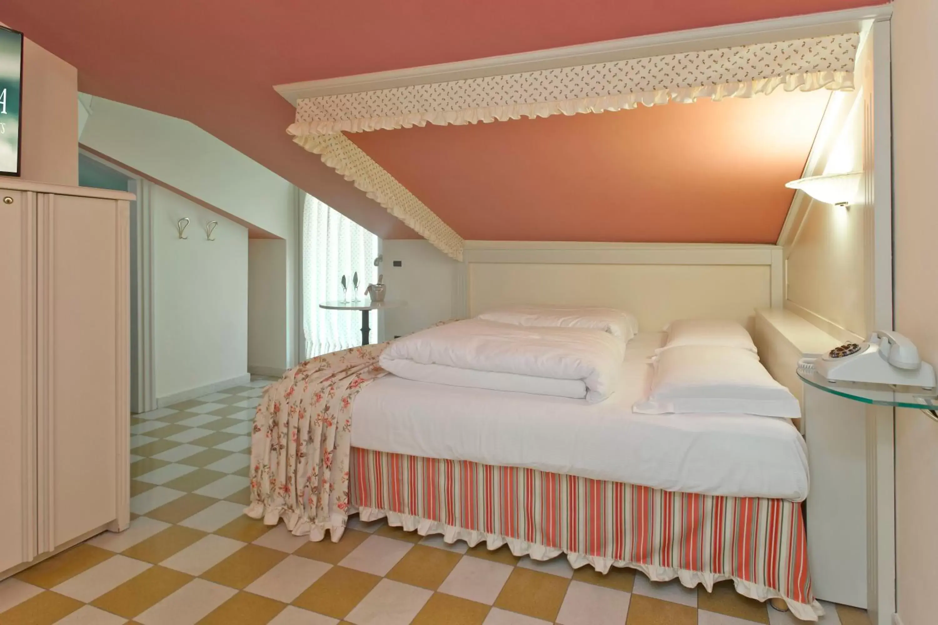 Budget Double Room in Bellavista Lakefront Budget Double Room in Bellavista Lakefront