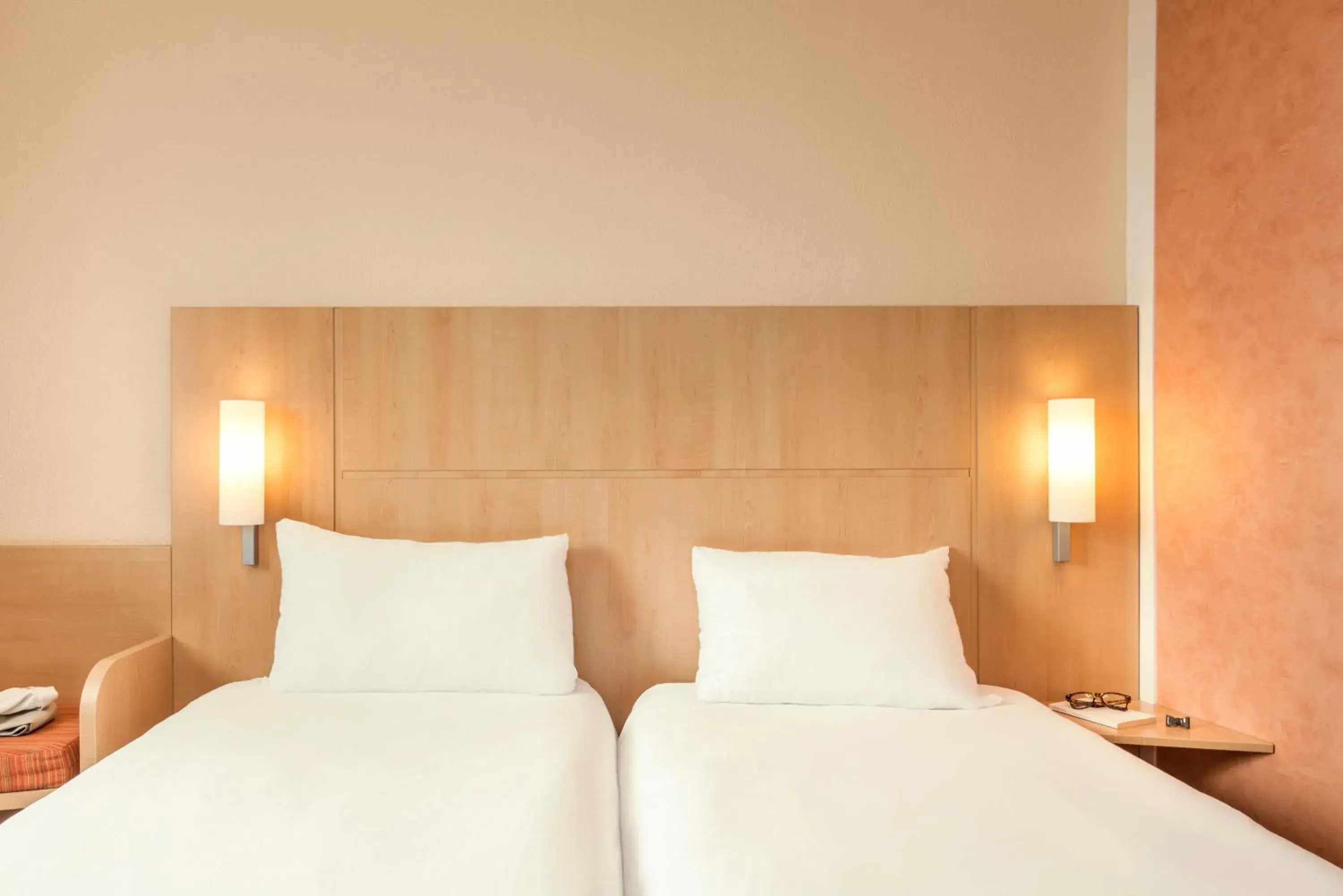 Bed in Hotel ibis Paris Pere Lachaise