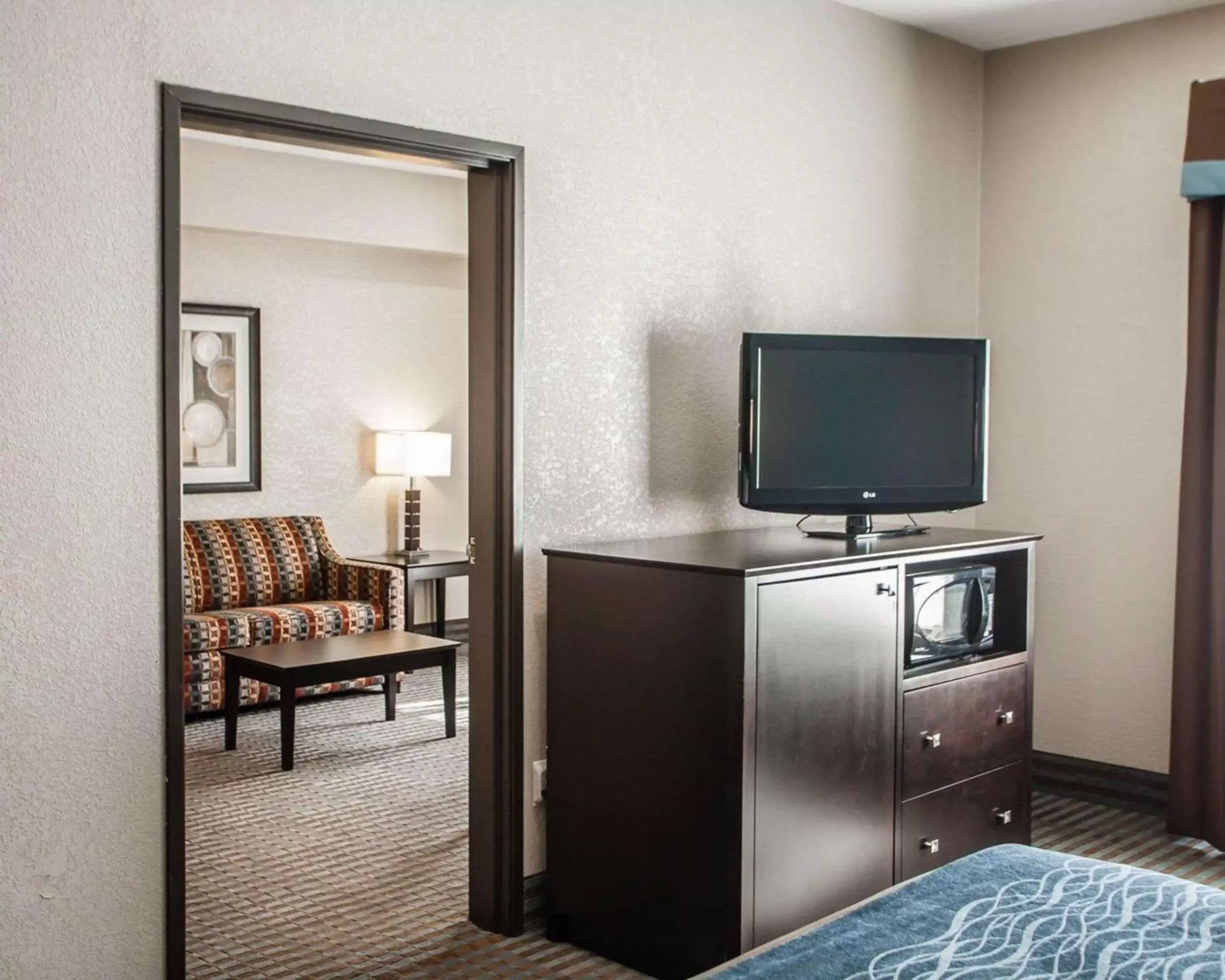 Photo of the whole room, TV/Entertainment Center in Comfort Inn Lees Summit