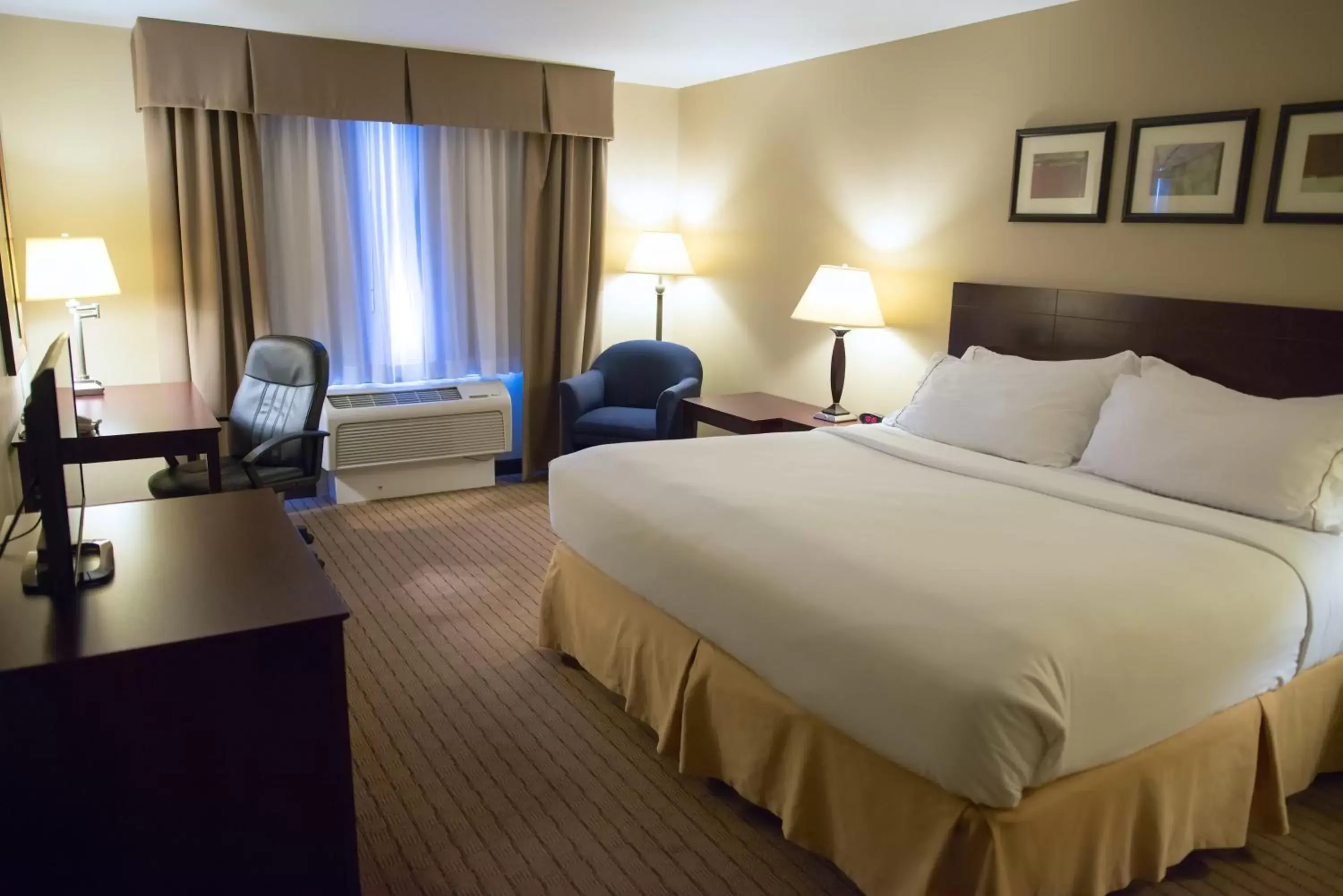 Photo of the whole room, Bed in Holiday Inn Express Devils Lake, an IHG Hotel