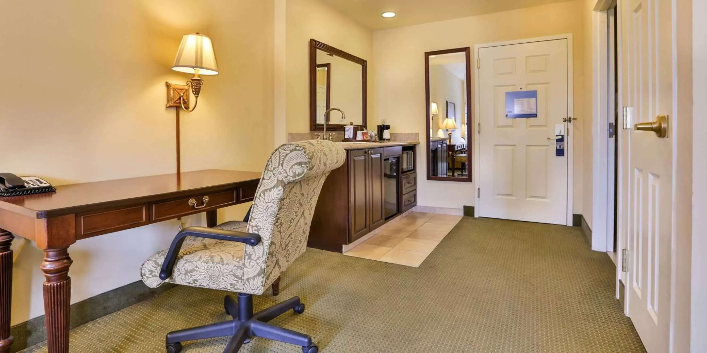 Living room, Kitchen/Kitchenette in Hampton Inn & Suites Savannah Historic District