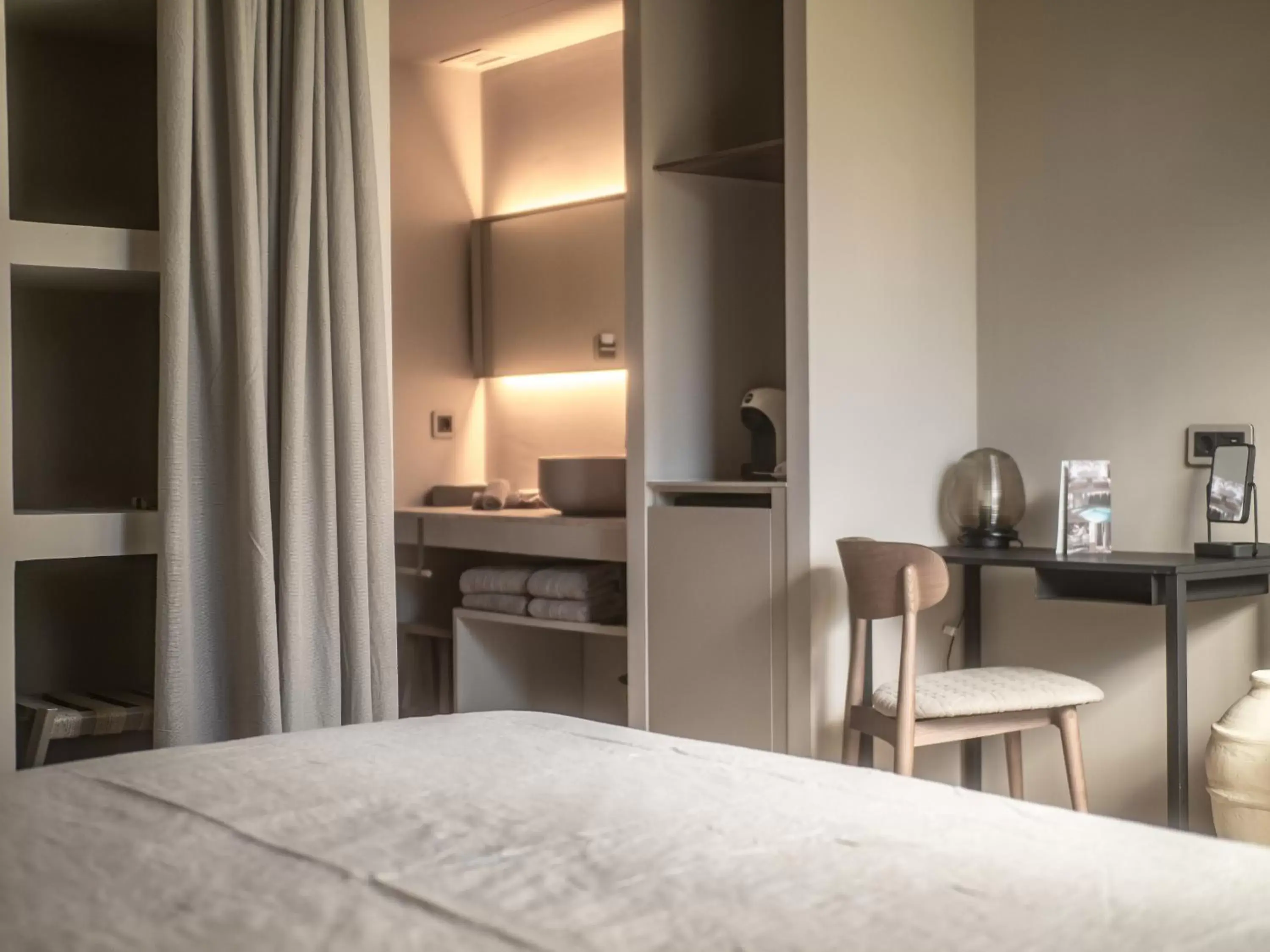 Bathroom, Bed in Barefoot Hotel Mallorca