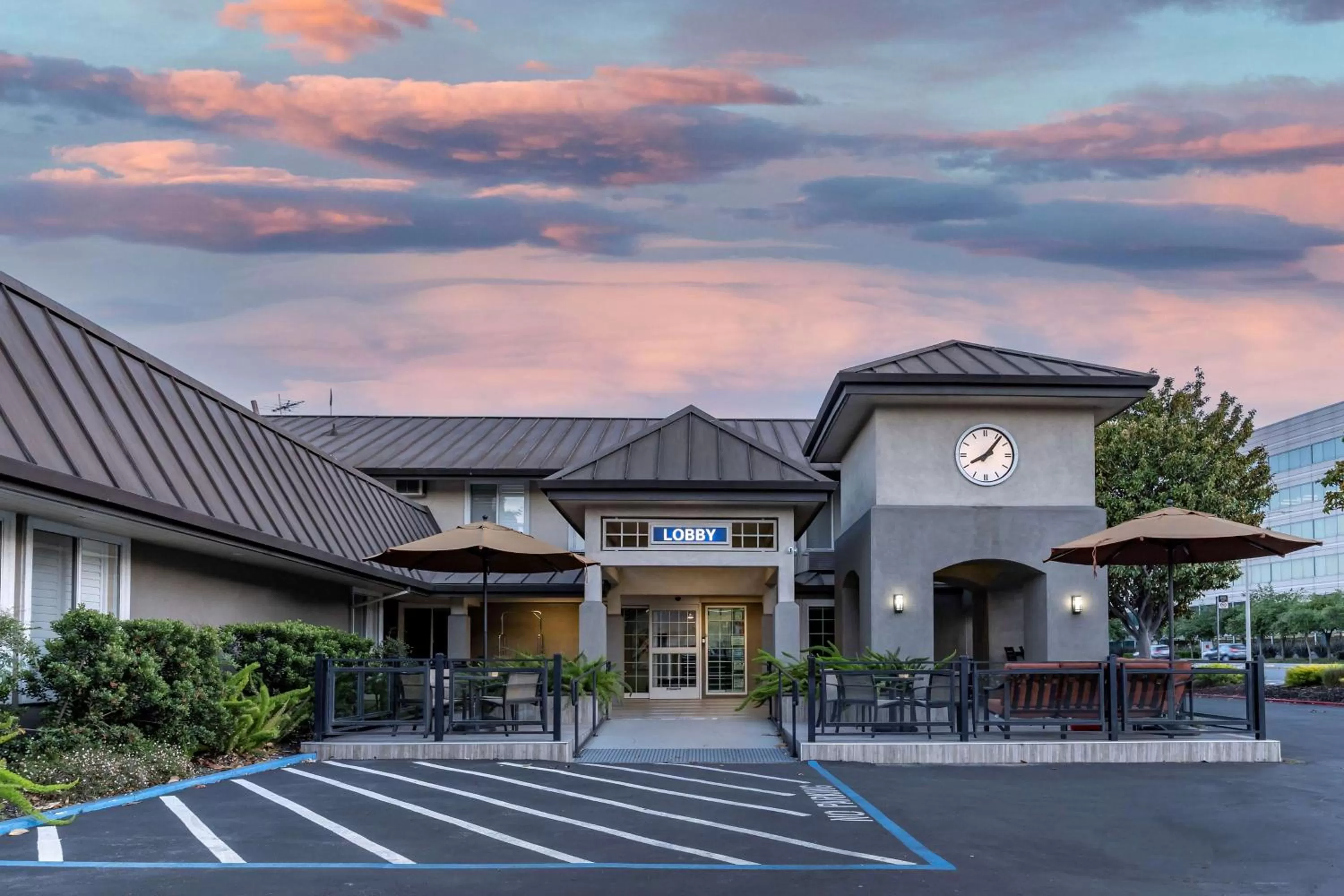 Property building in Best Western Silicon Valley Inn