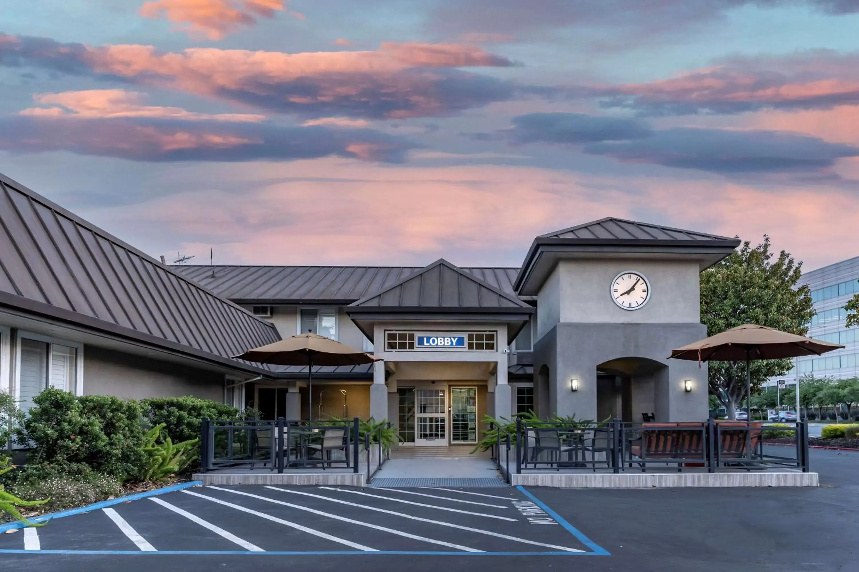 Property Building in Best Western Silicon Valley Inn