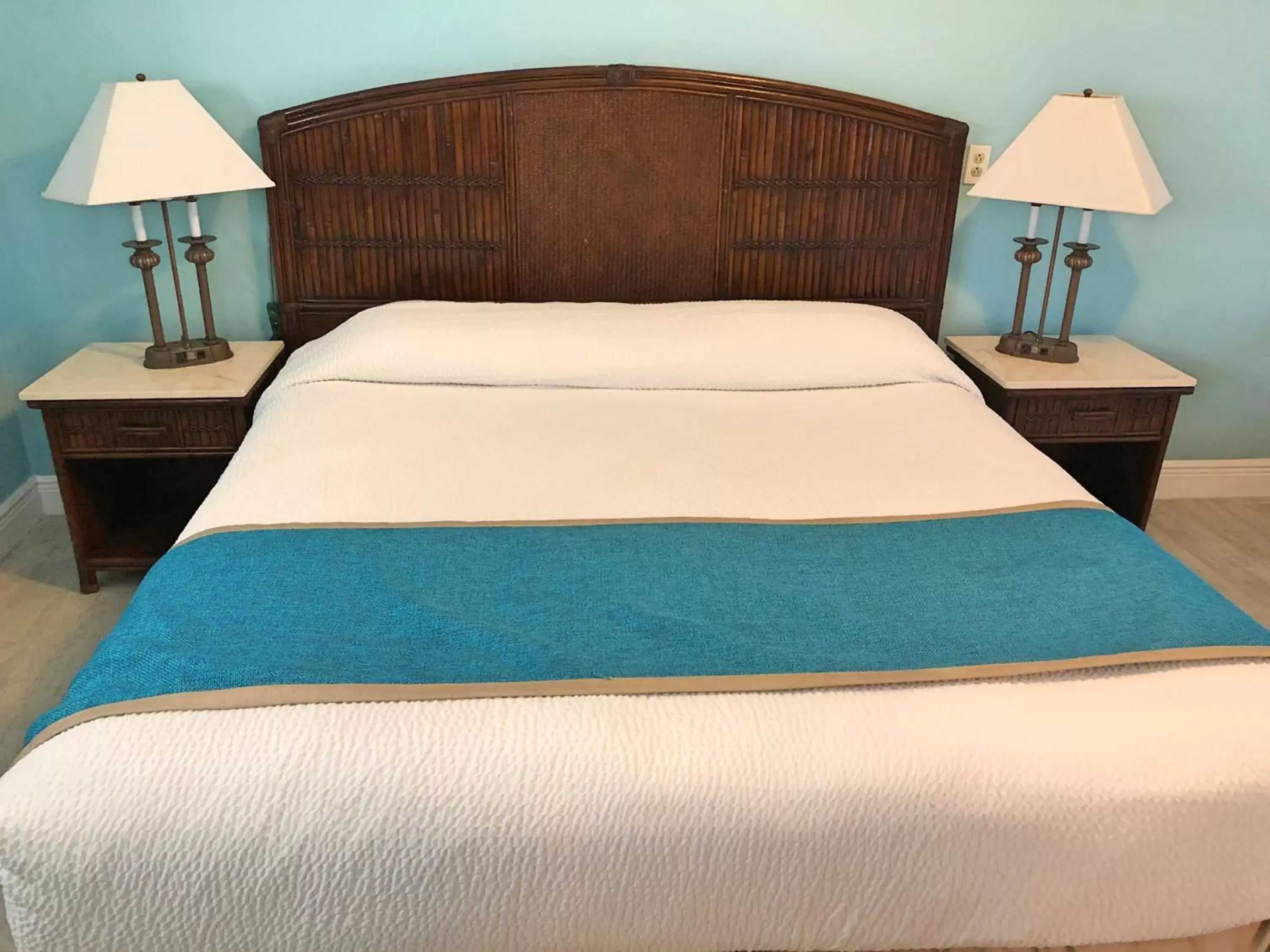 Bed in The Pelican Key Largo Cottages