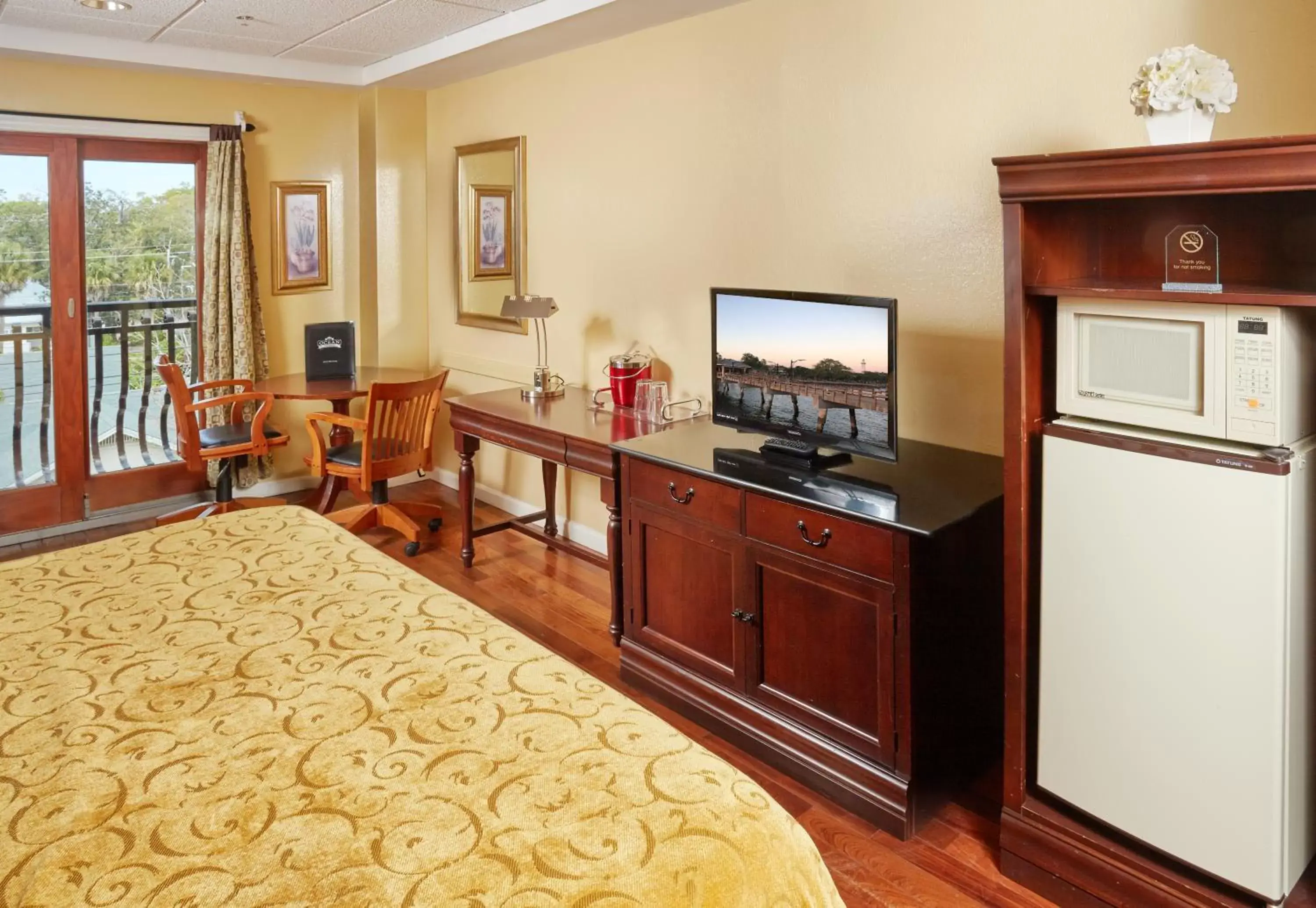 Photo of the whole room, TV/Entertainment Center in Ocean Inn & Suites
