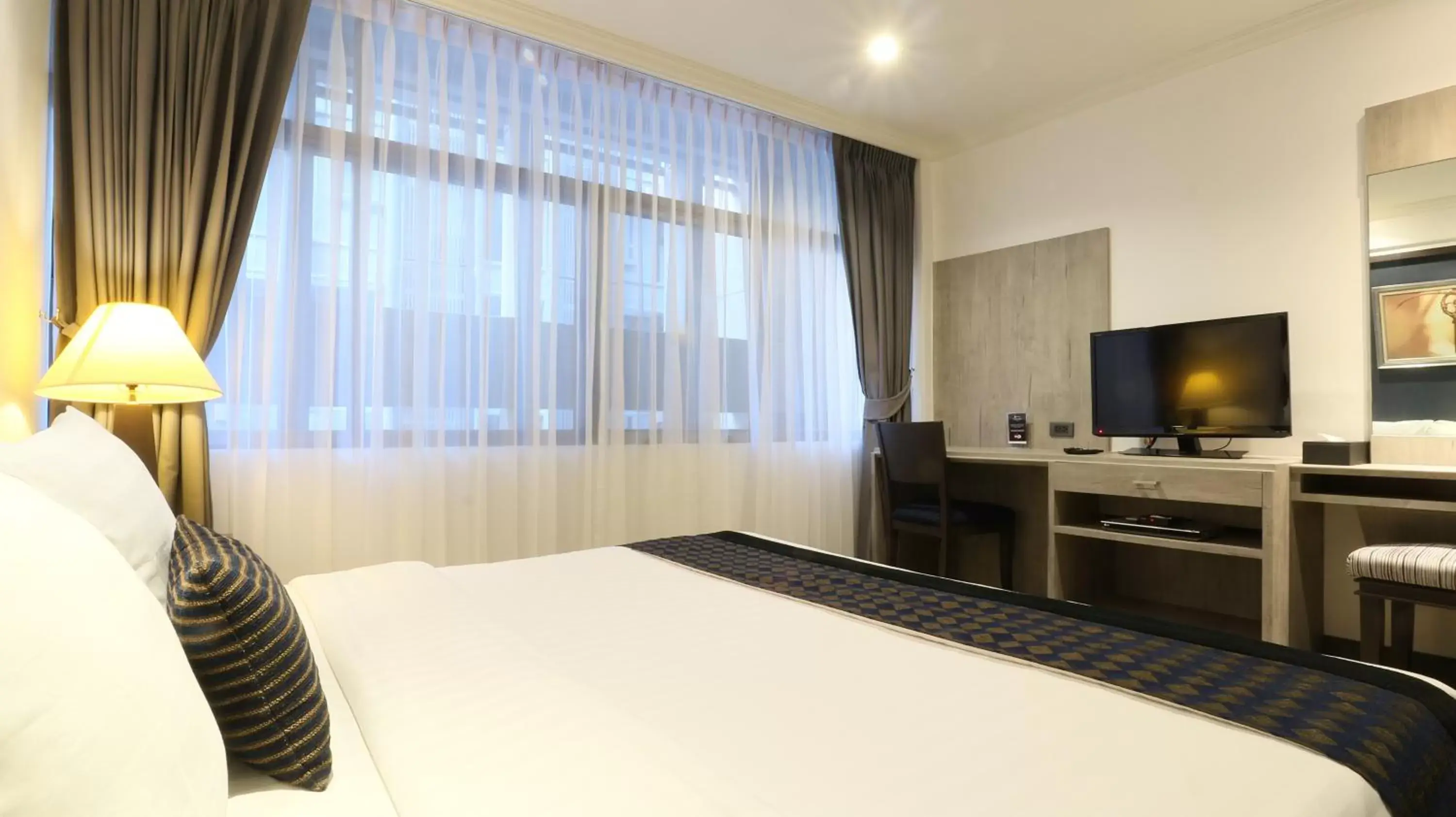 Bedroom, Bed in The Key Bangkok Hotel