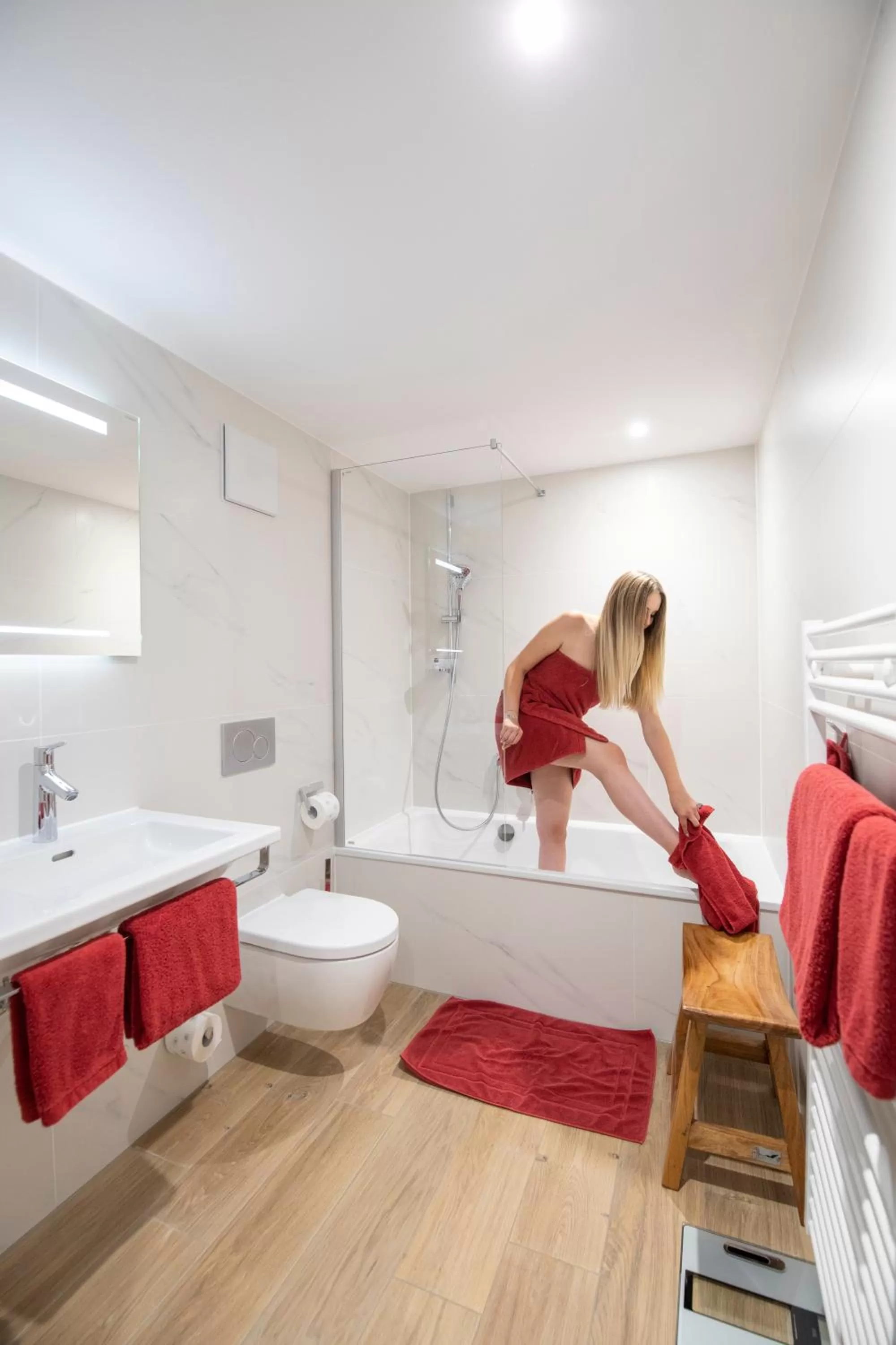 Bathroom, Bed in Hotel Garni Jägerhof