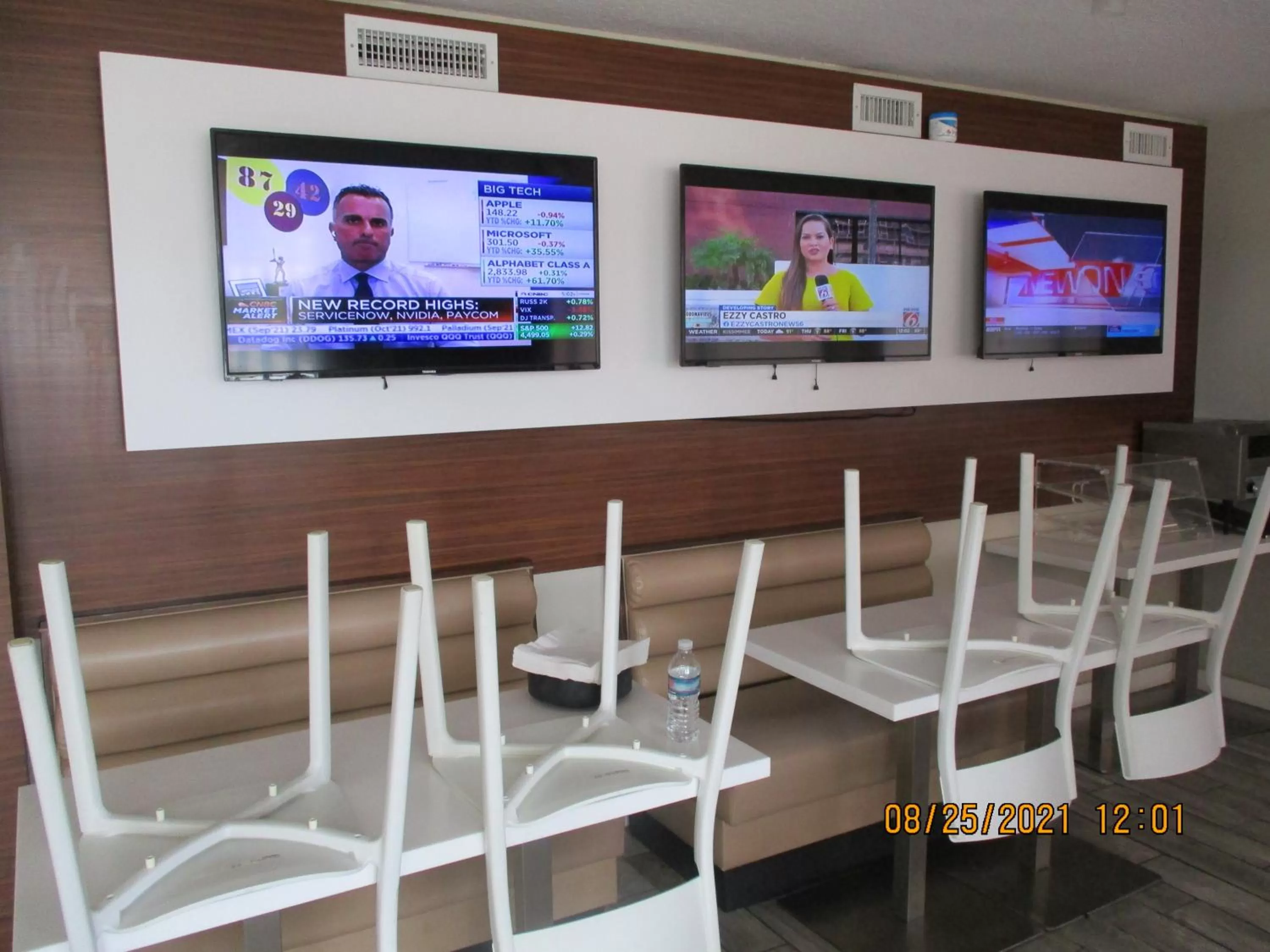 Communal lounge/ TV room in Quality Inn & Suites Kissimmee by The Lake - Free Shuttle to Theme Parks