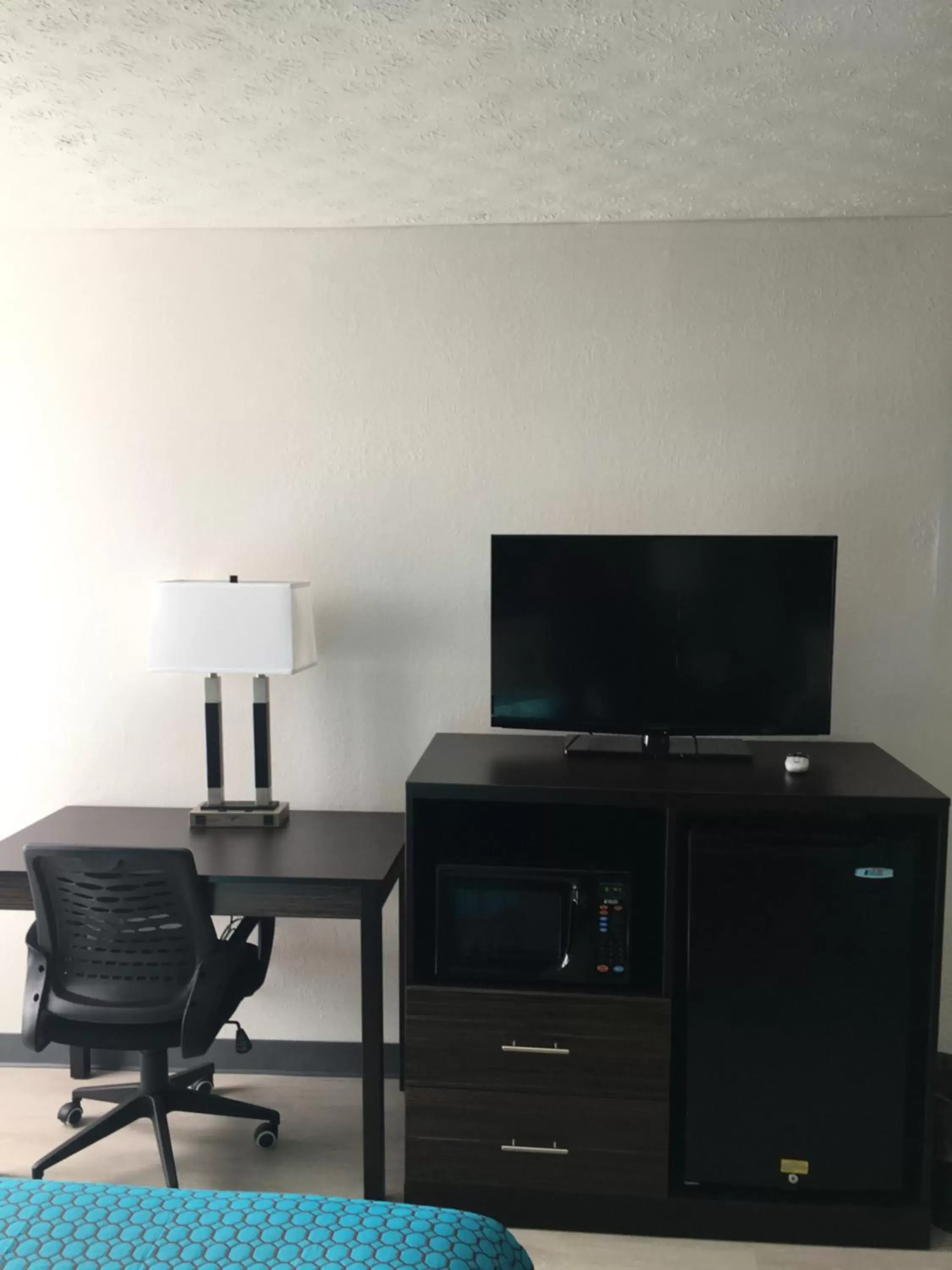 Living room, TV/Entertainment Center in Travelodge by Wyndham Gallipolis