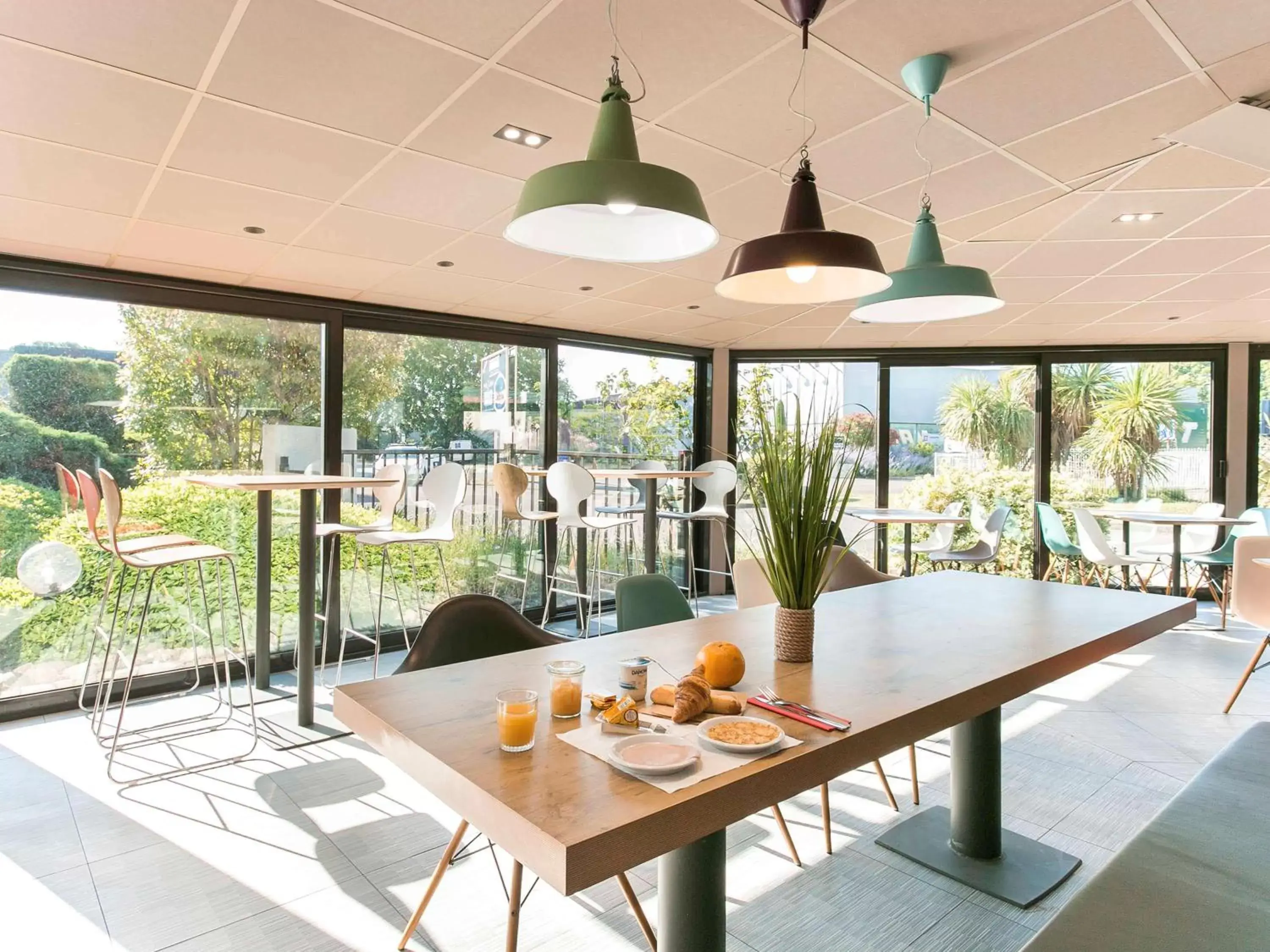 Restaurant/places to eat in ibis Avignon Sud