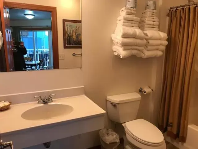 Bathroom in Longliner Lodge and Suites