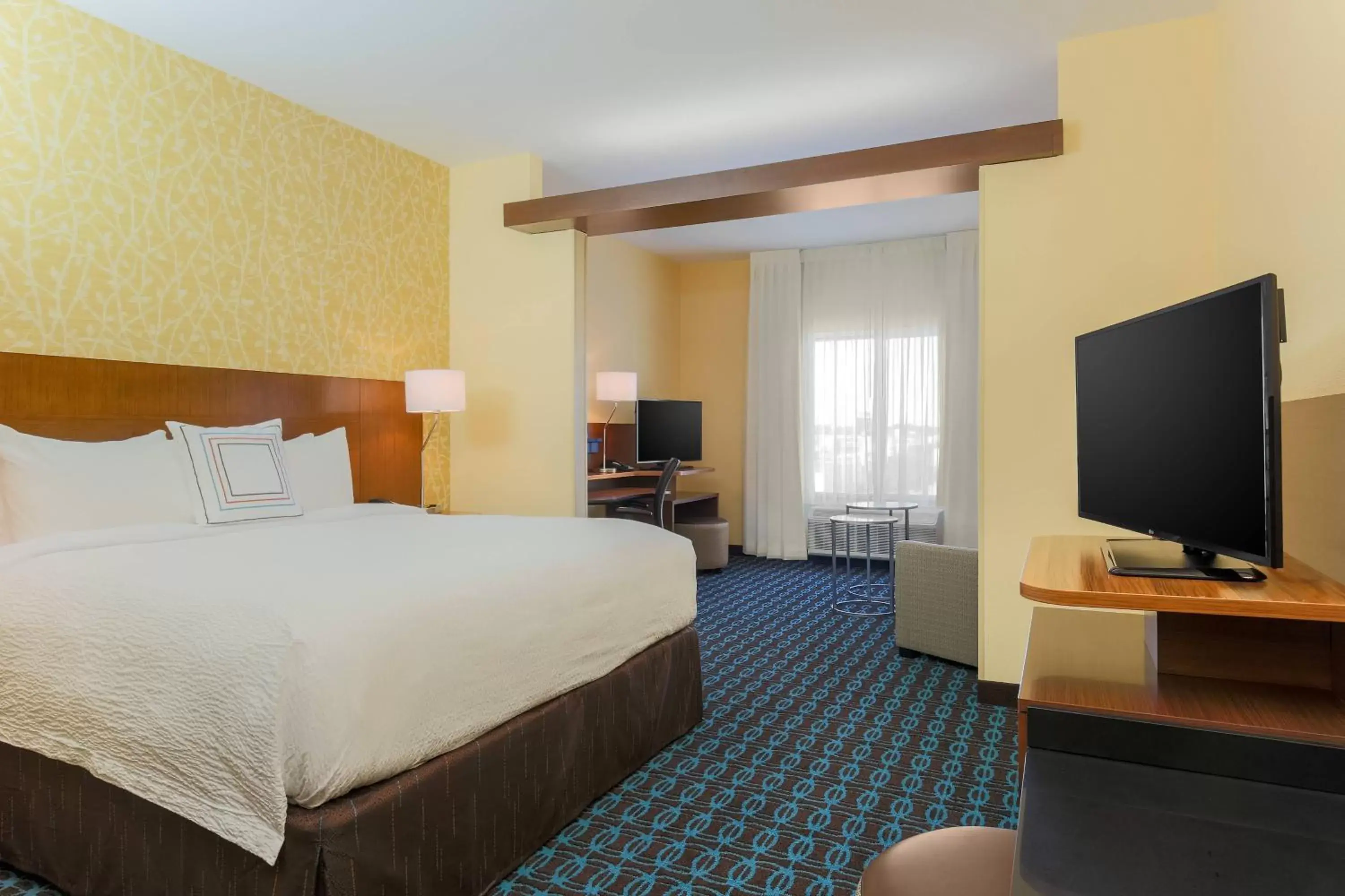 Photo of the whole room, Bed in Fairfield Inn & Suites by Marriott Alexandria