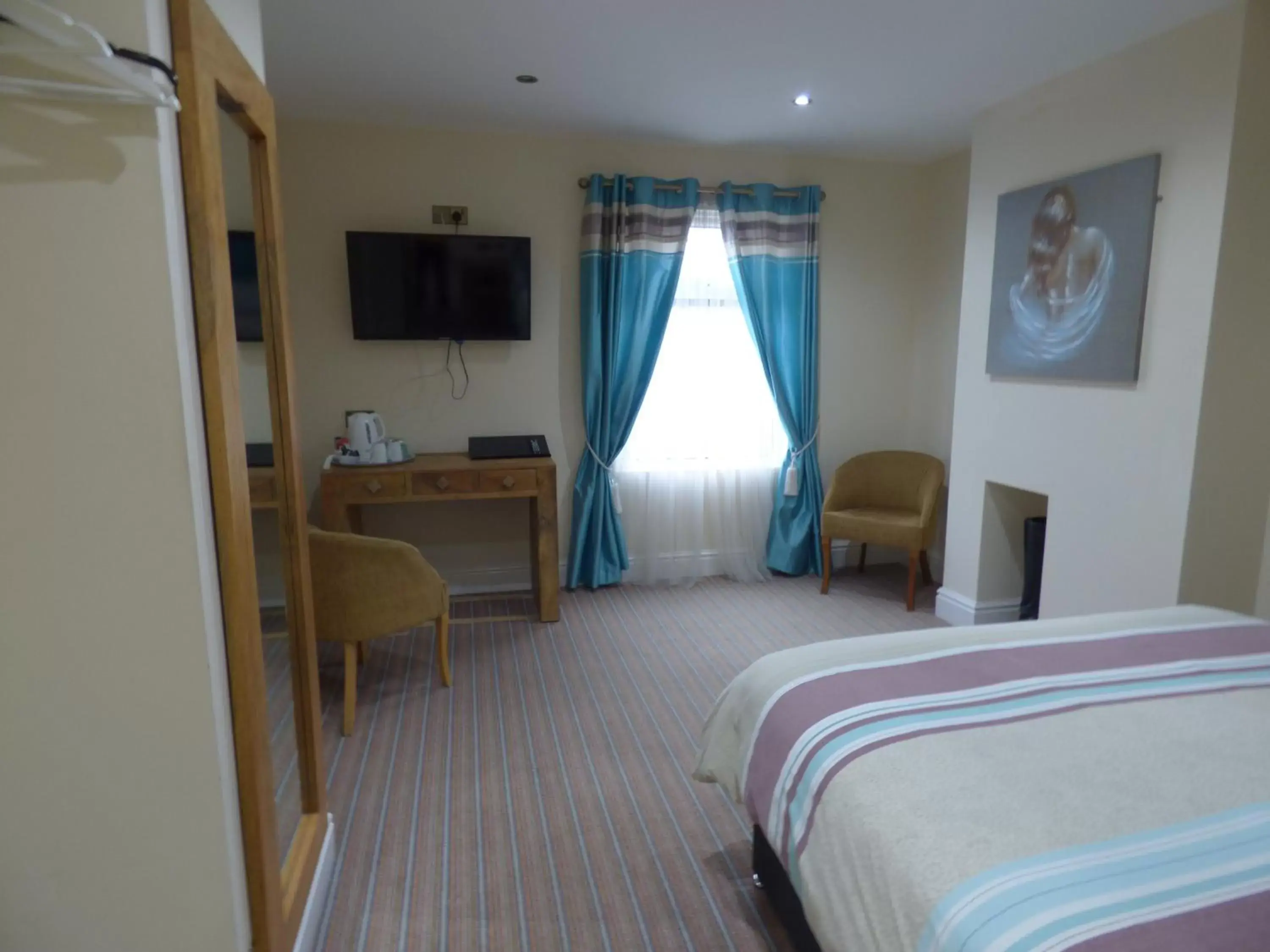 Bed, TV/Entertainment Center in Wheldale Hotel