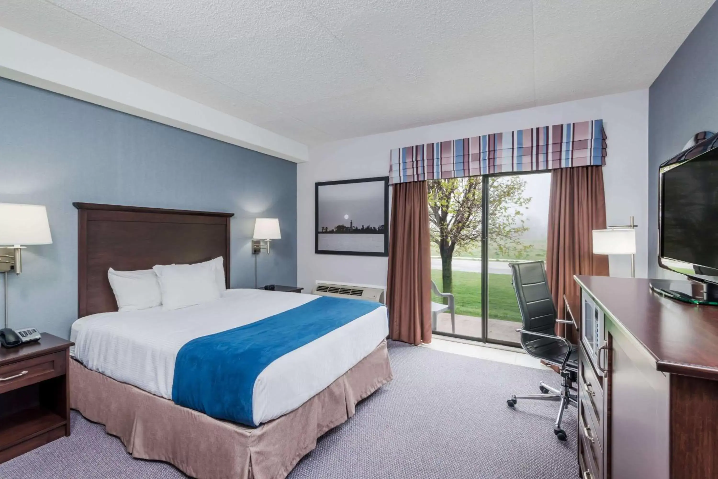 Photo of the whole room, Bed in Super 8 by Wyndham Port Elgin